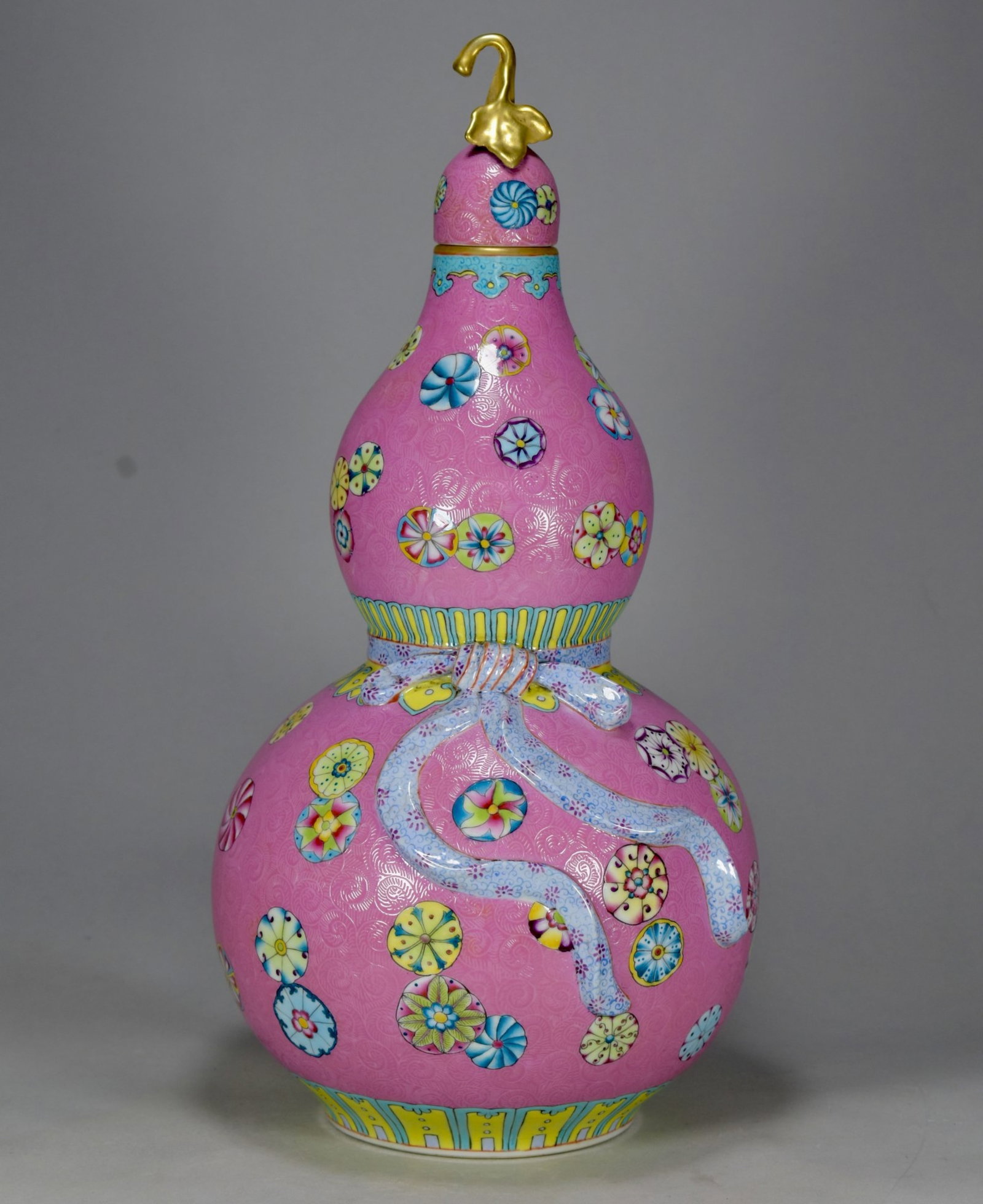 A Huge Guan yao Pink Ground Enamel Painted Gold Flower Pattern Gourd Bottle: A Huge Guan yao Pink Ground Enamel Painted Gold Flower Pattern Gourd Bottle,Qing Dynasty,China,Qianlong Four-character Mark,Size:17.7inx7.9in 官窑粉地珐琅彩&#