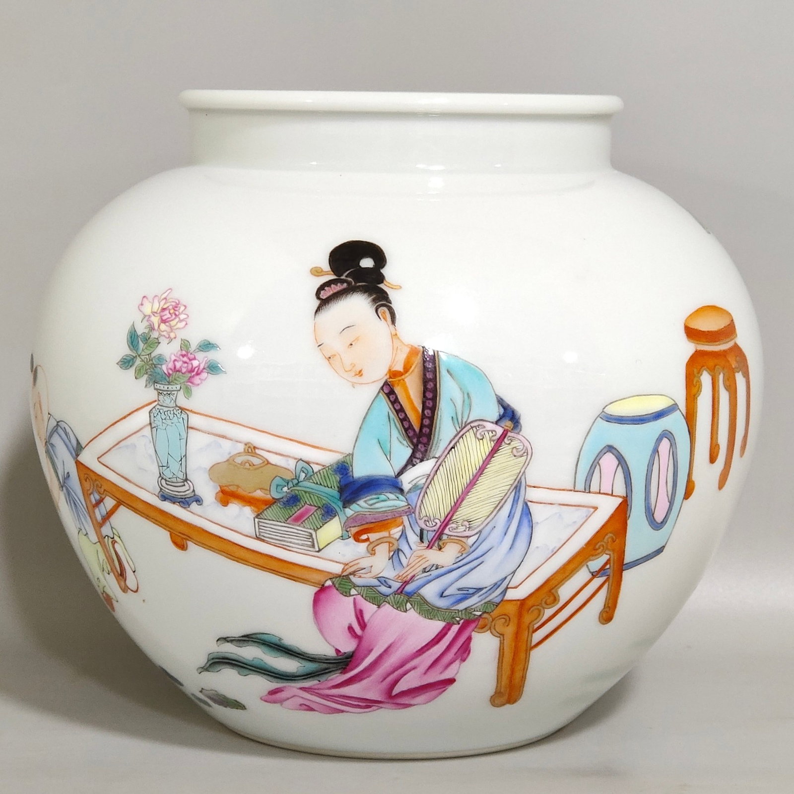 An Exquisite Famille-Rose Character and Story Pattern Jar: An Exquisite Famille-Rose Character and Story Pattern Jar,Qing Dynasty,China,Yongzheng Six-character Mark,Size:5.3inx5.7in 粉彩人物故事纹罐,中