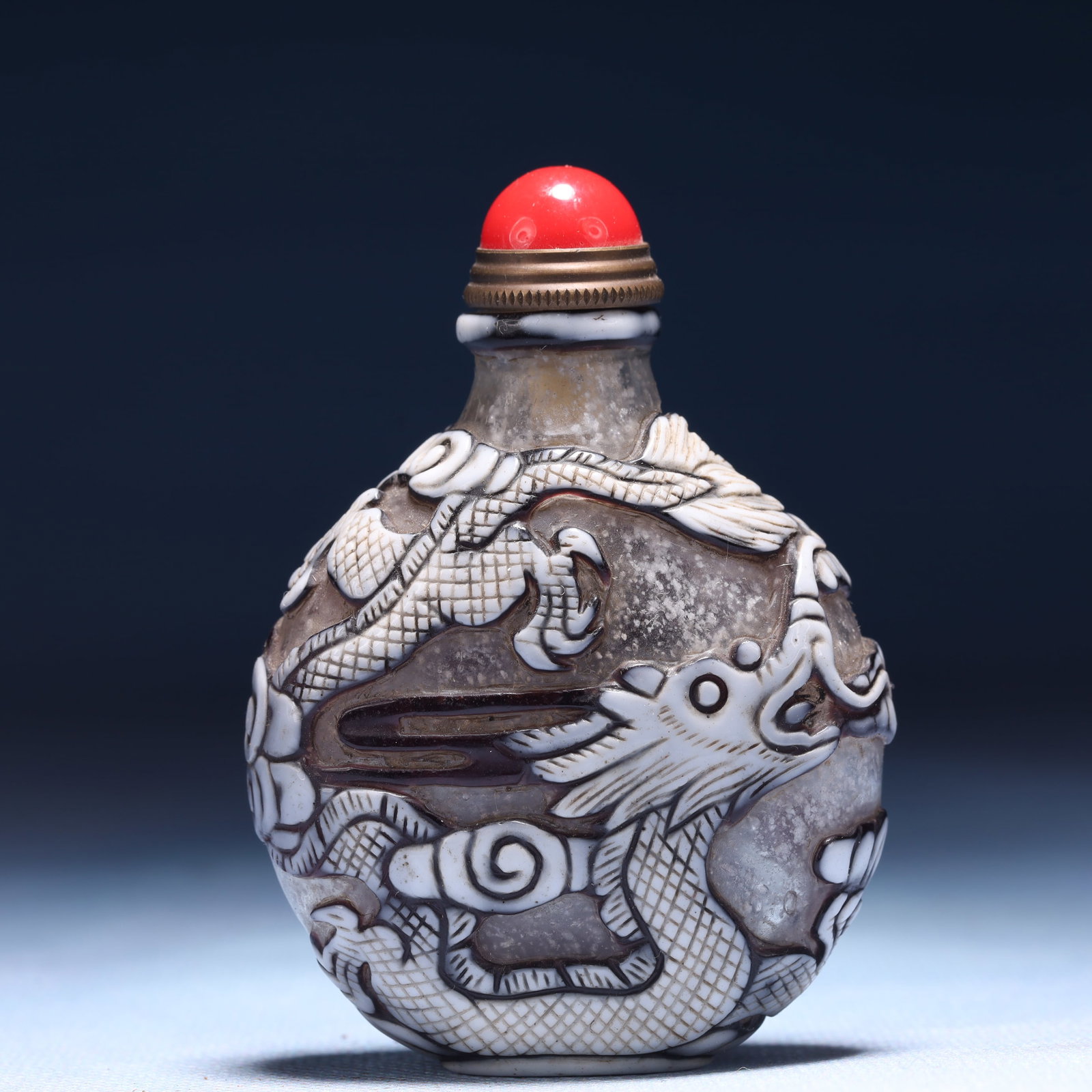 An Exquisite Glass Auspicious Cloud and Dragon Pattern Snuff Bottle: An Exquisite Glass Auspicious Cloud and Dragon Pattern Snuff Bottle,Qing Dynasty,China,Daoguang Four-character Mark,Size:2.4inx1.2inx3.1in,Weight:64g 琉璃祥云龙纹&#