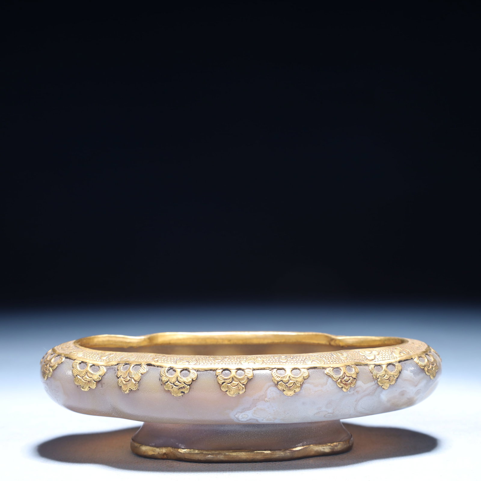 An Exquisite Agate Cover with Gold Flower Pattern Brush Washer: An Exquisite Agate Cover with Gold Flower Pattern Brush Washer,Qing Dynasty,China,Size:5.9inx3.1inx1.8in,Weight:250g 玛瑙包金花卉纹笔洗,中&#