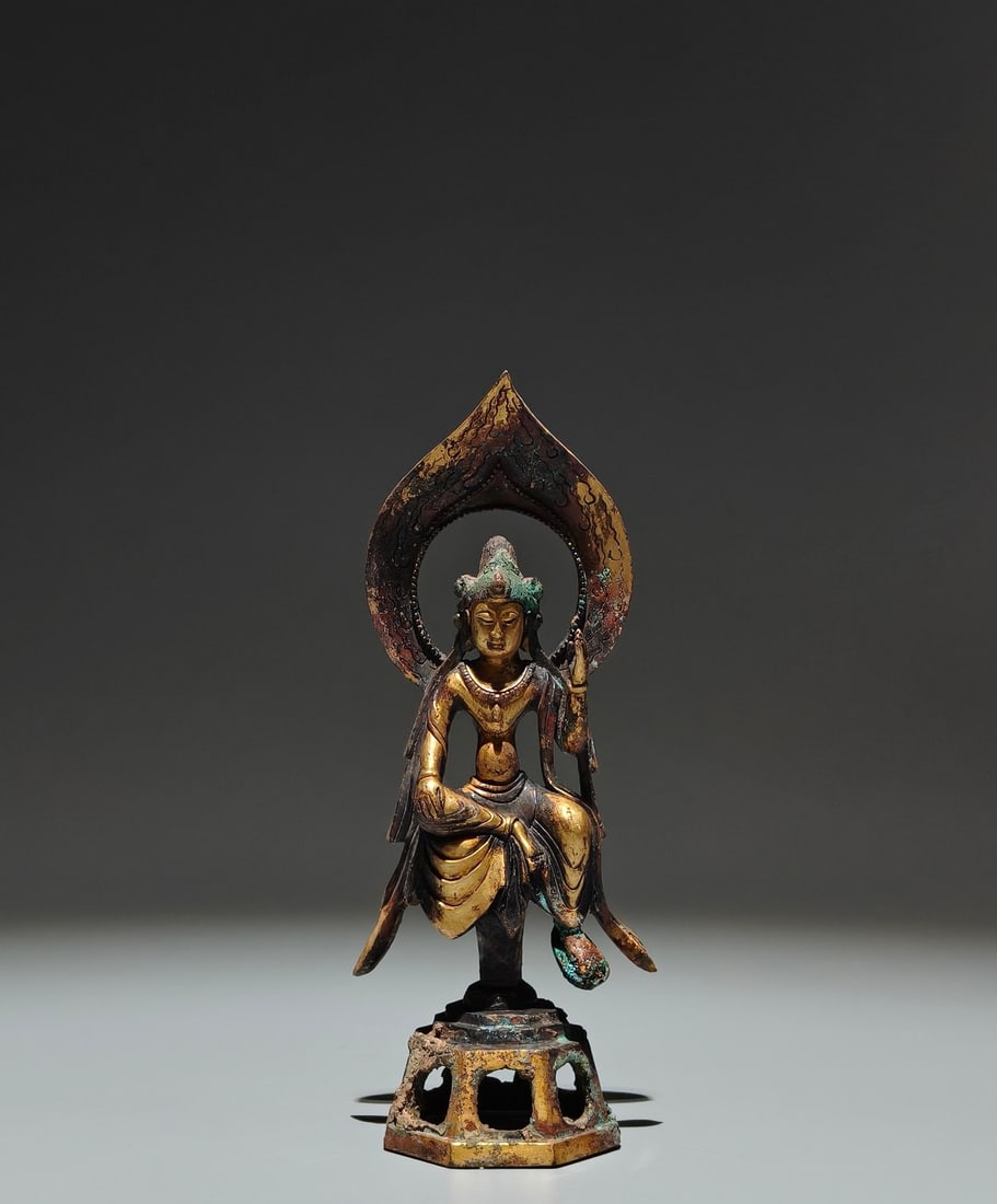 A Solemn Gilt Bronze Statue of Avalokitesvara: A Solemn Gilt Bronze Statue of Avalokitesvara,Tang Dynasty,China,Size:6.7inx2.8inx2in 铜鎏金观音像,中国唐代