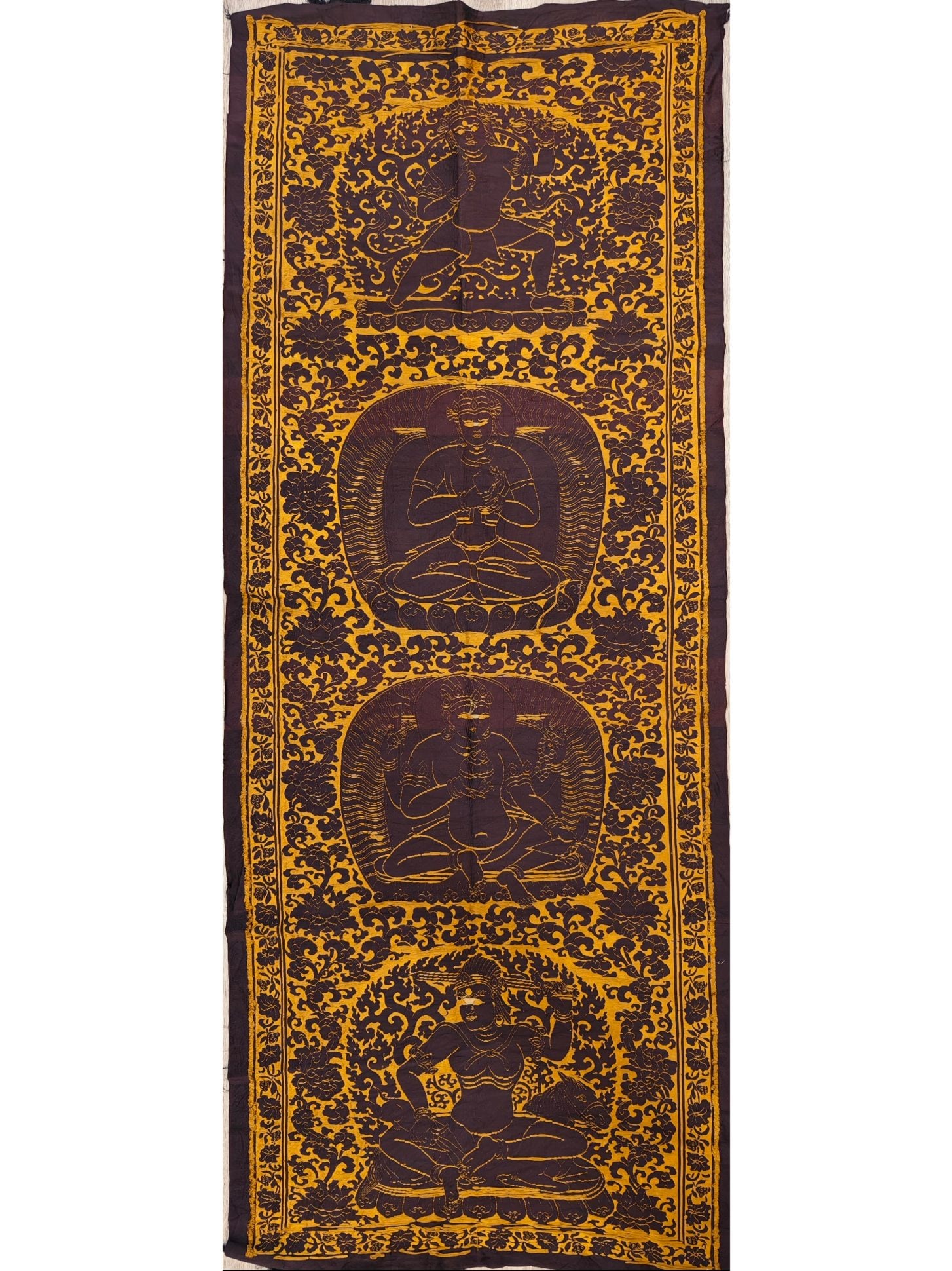 Cloud Brocade of the Four King Kong Statues: The Four King Kong Statues of the Qing Dynasty in Yunjin. This auction item was made by artisans who were proficient in weaving in Yunjin at that time. Images of the Four King Kongs are presented on t