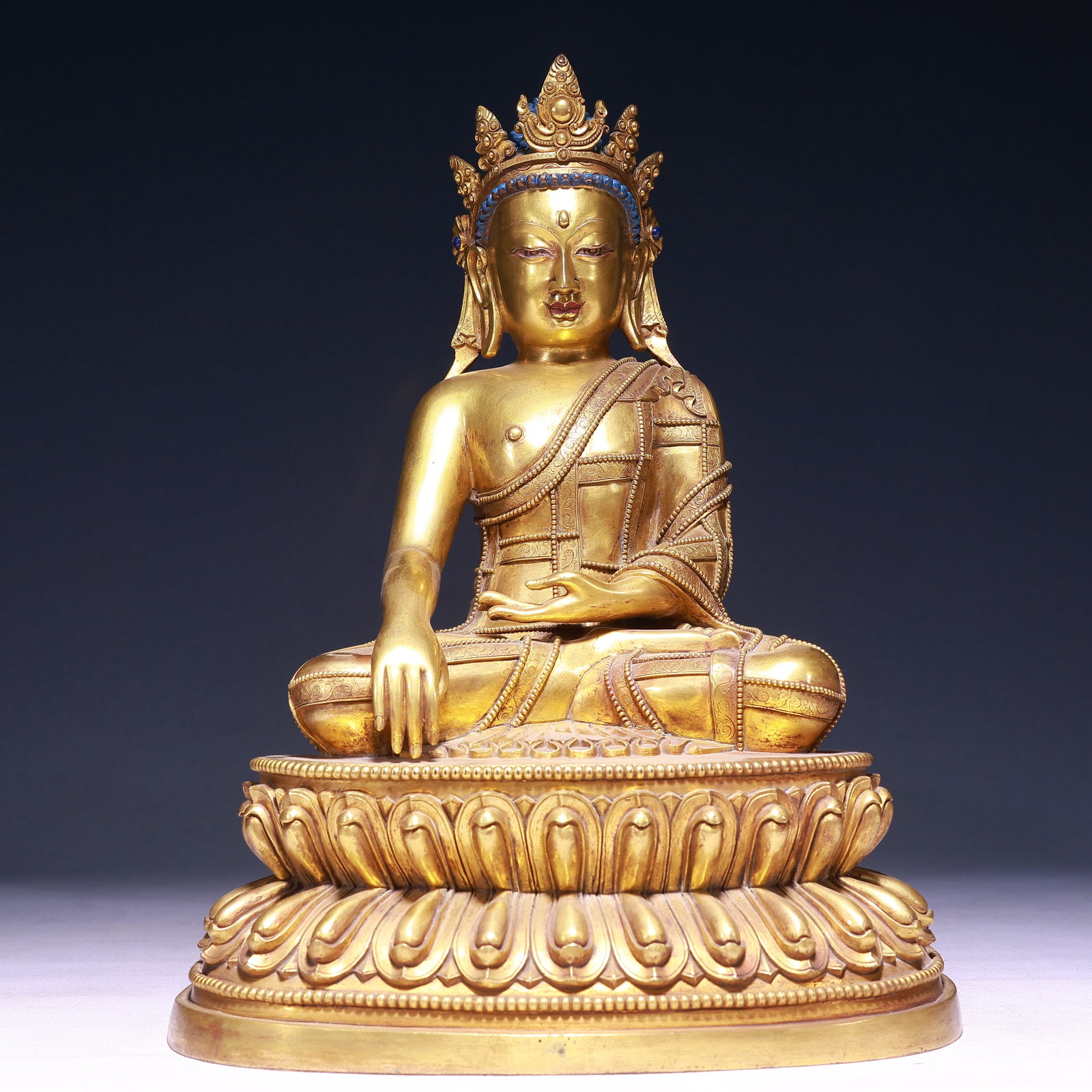 A Solemn Gilt Bronze Statue of Sakyamuni: A Solemn Gilt Bronze Statue of Sakyamuni,Qing Dynasty,China,Size:10.2inx7.9inx13.8in,Weight:8150g 铜鎏金如来像,中国清代