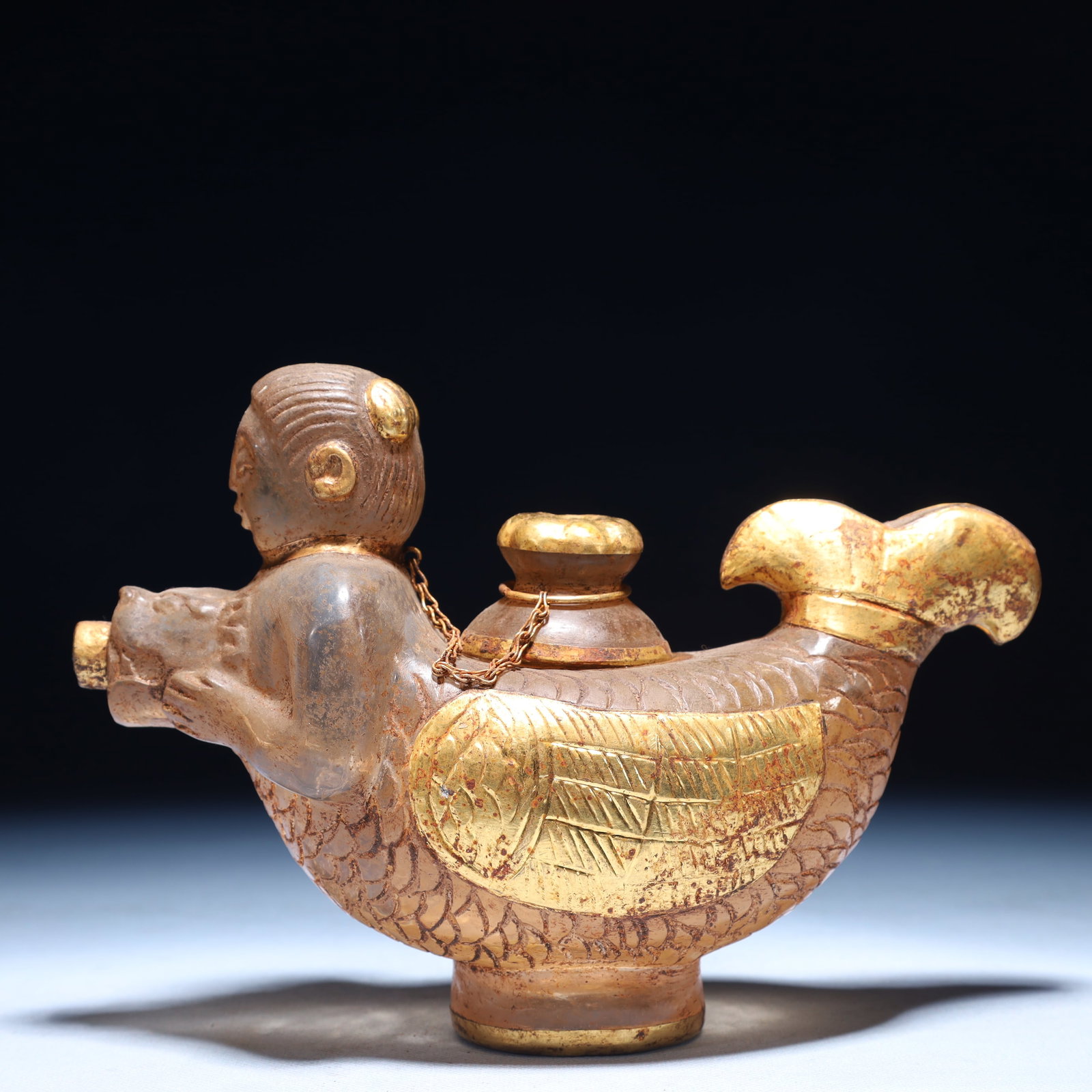 An Exquisite Agate Cover with Gold Fish-Shaped Pot: An Exquisite Agate Cover with Gold Fish-Shaped Pot,Qing Dynasty,China,Size:8.3inx3.5inx6.3in,Weight:1550g 玛瑙包金鱼形壶,中国清代