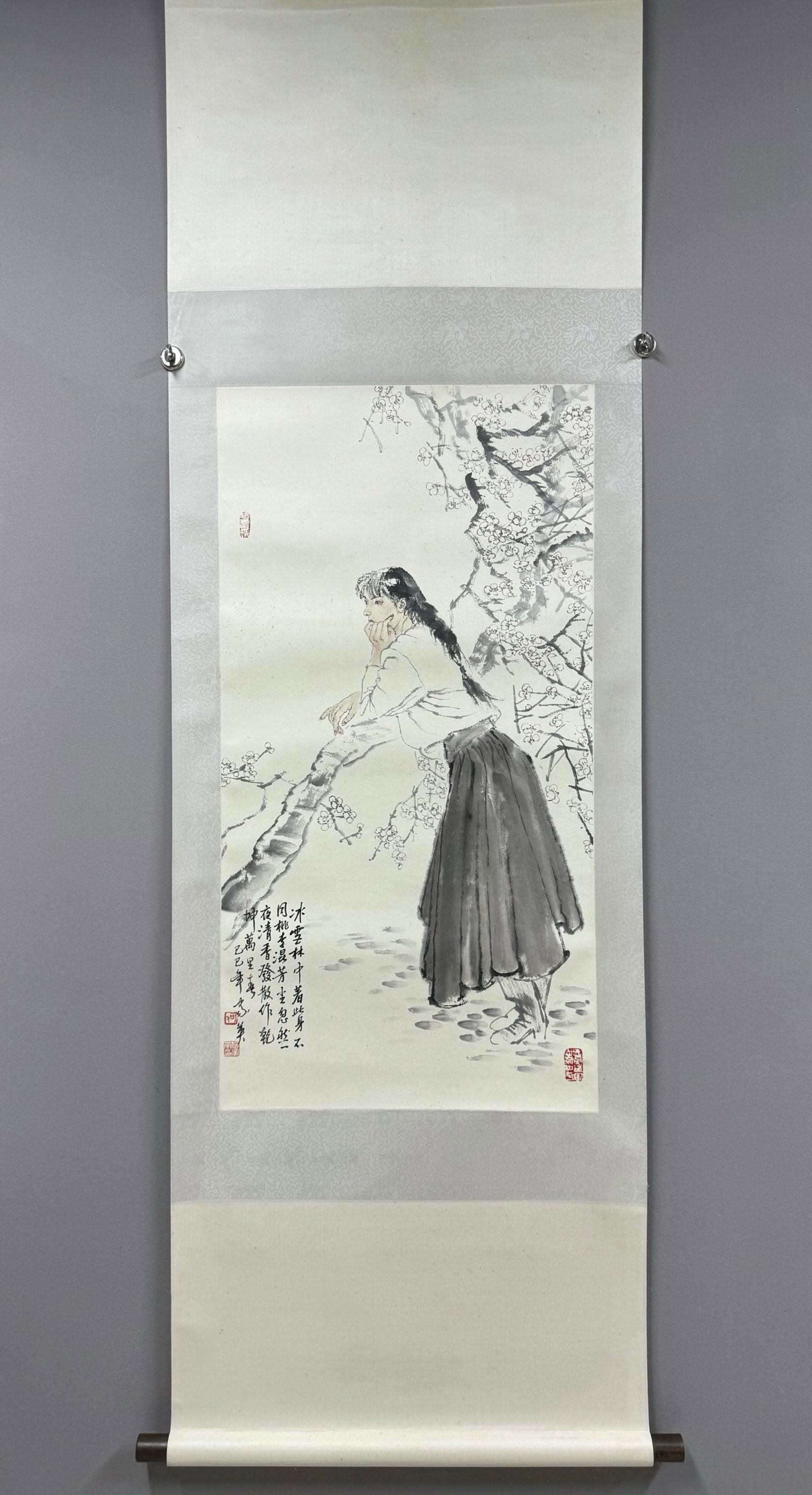 A Chinese Vertical Scroll Ink Painting of Woman on Paper,He Jiaying: A Chinese Vertical Scroll Ink Painting of Woman on Paper,He Jiaying,Size:37.8inx19.7in 一幅中国水墨仕女图立轴,何家英