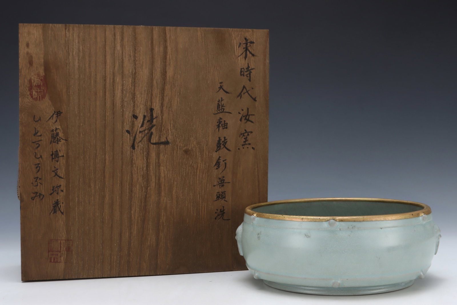 An Exquisite Ru yao Sky Blue Glazed Cover with Gold Beast-Ears Water Pot,with an Imperial Poem by: An Exquisite Ru yao Sky Blue Glazed Cover with Gold Beast-Ears Water Pot,with an Imperial Poem by Emperor Qianlong,Song Dynasty,China,Size:3inx7.9in 汝窑天蓝釉金