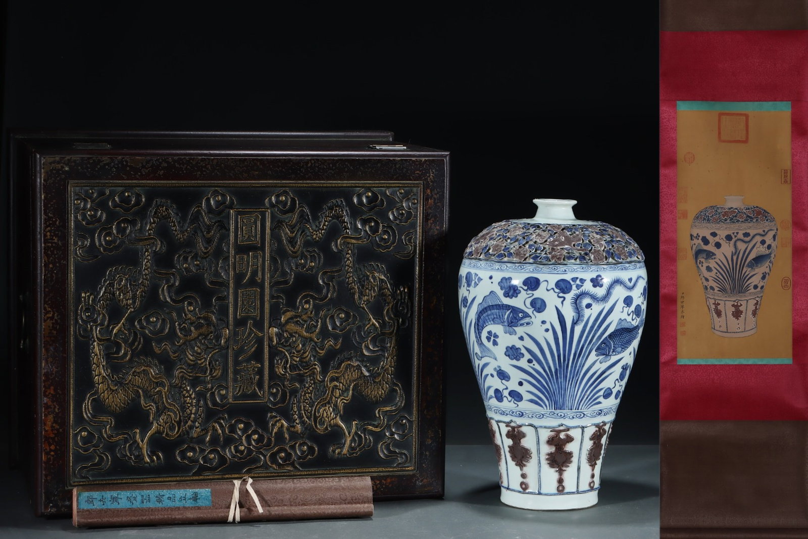 A Huge Blue and White Underglaze-Red Flower and Hornwort Pattern Vase,With Vertical Scroll Painting: A Huge Blue and White Underglaze-Red Flower and Hornwort Pattern Vase,With Vertical Scroll Painting on Silk,Yuan Dynasty, China,Size:16.3inx10in,(Without frame)24.4inx11.4in 青花釉&#