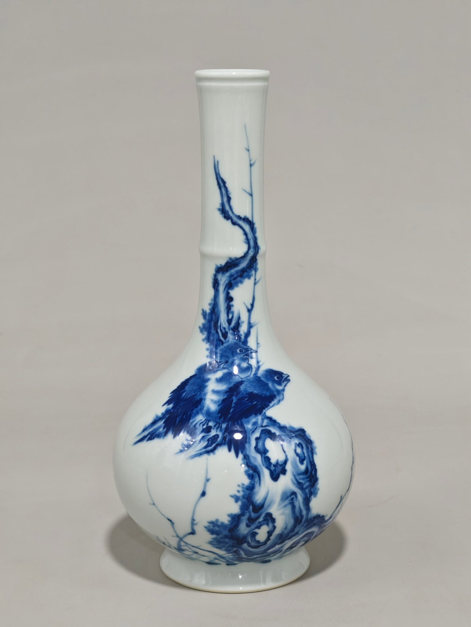 An Exquisite Blue and White Bird Pattern Vase: An Exquisite Blue and White Bird Pattern Vase,Qing Dynasty,China,With Mark,Size:9.1inx4.7in 青花鸟纹瓶,中国清代,带款