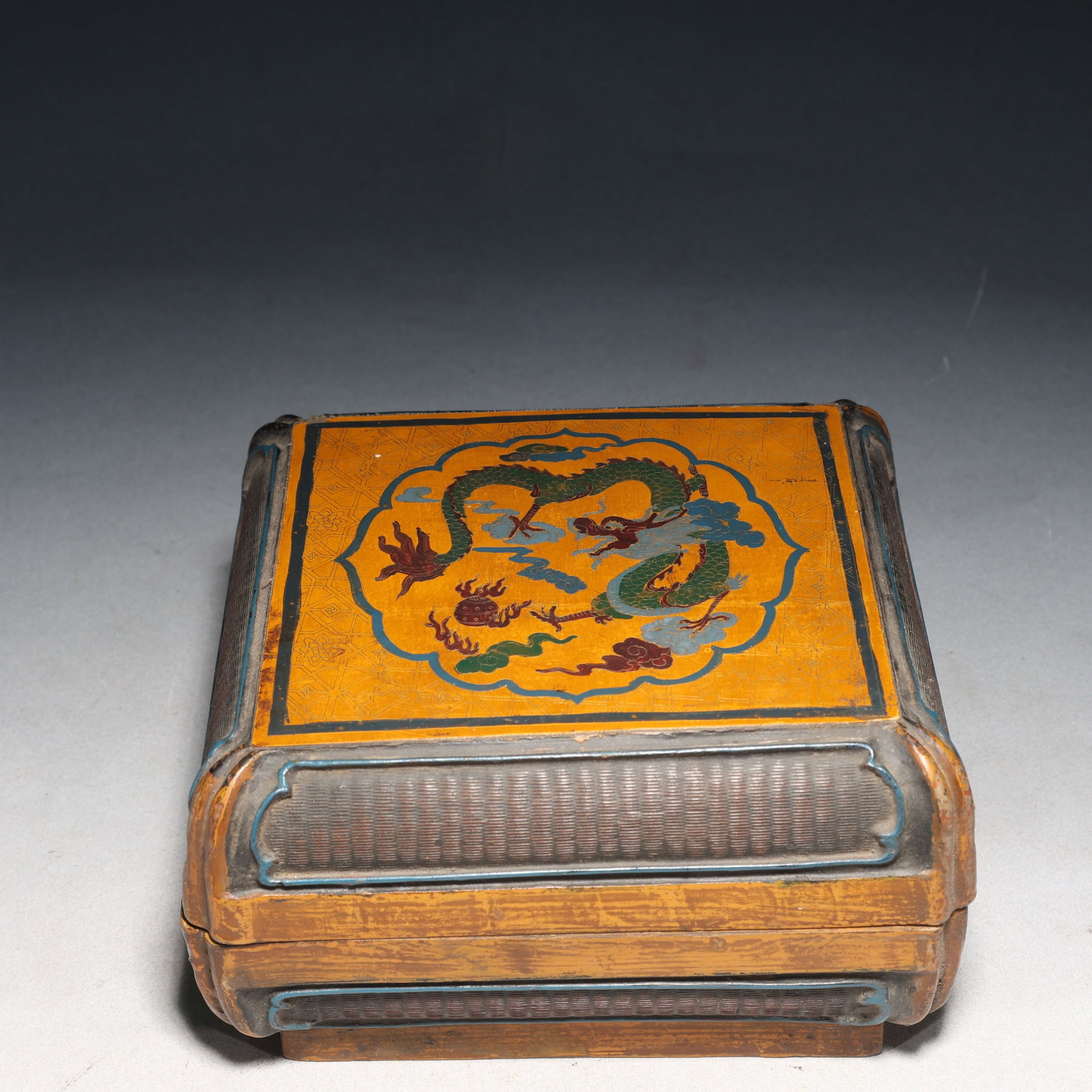 A Brilliant Hexagonal Lacquered 'Dragon& Auspicious Cloud' Box - 2