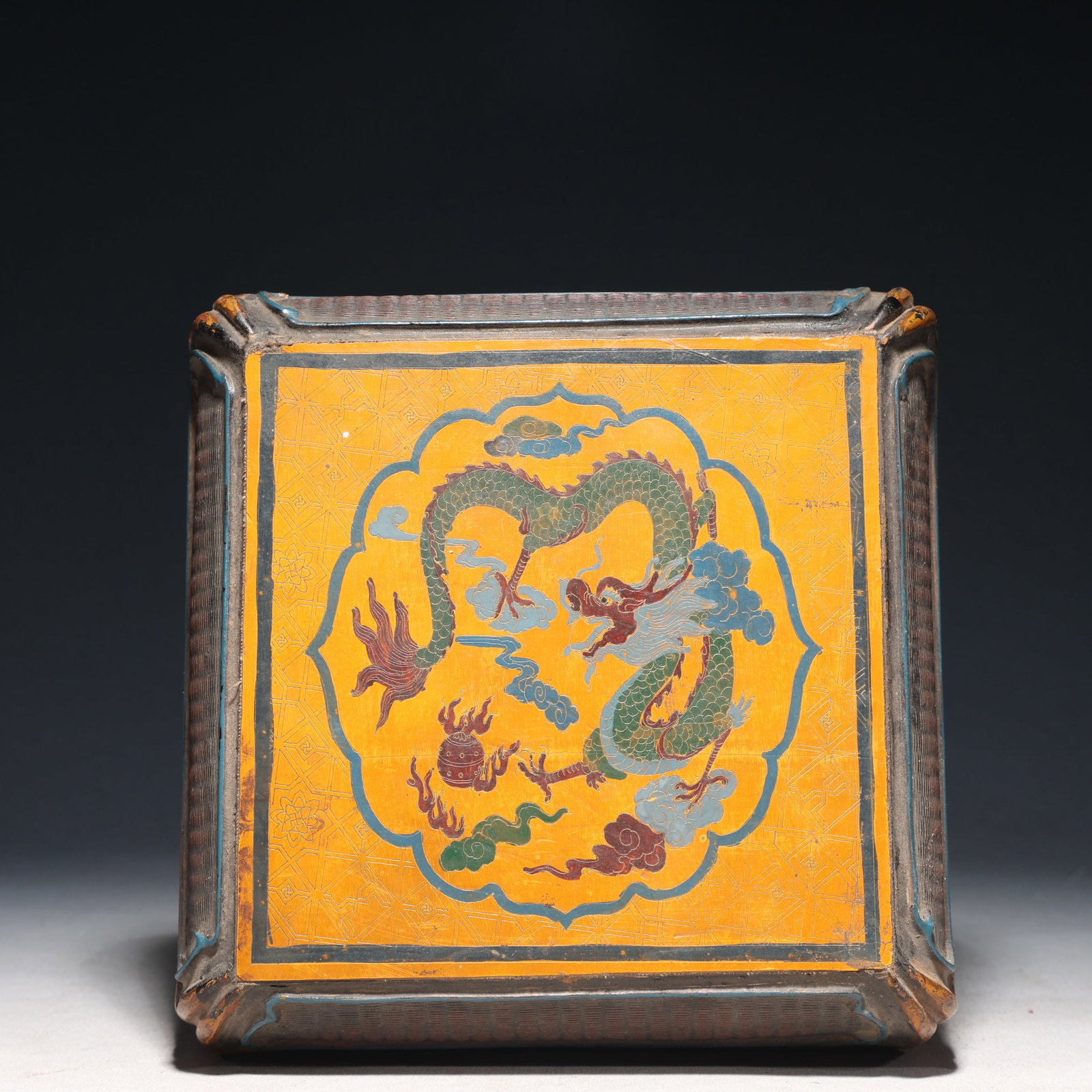 A Brilliant Hexagonal Lacquered 'Dragon& Auspicious Cloud' Box - 3