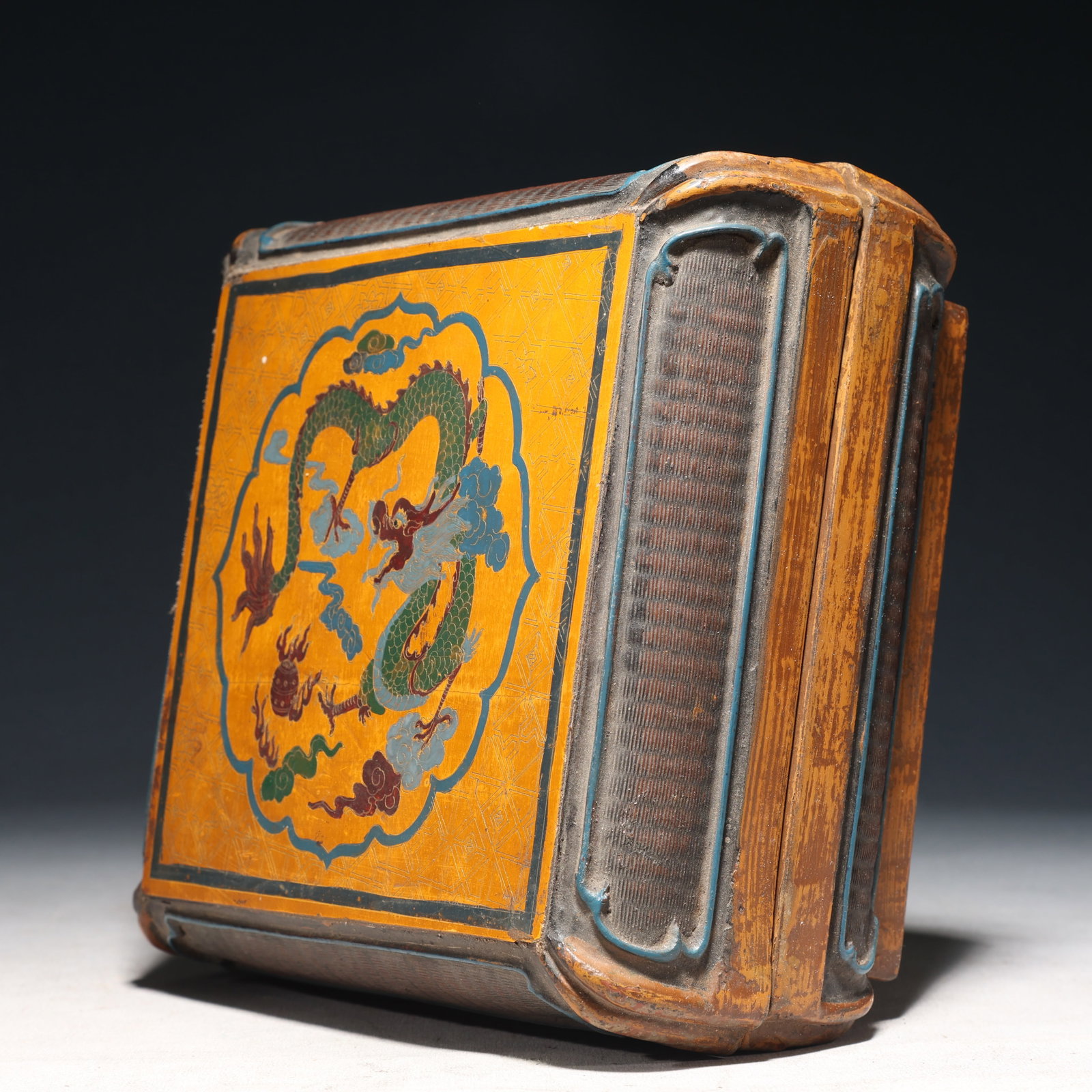 A Brilliant Hexagonal Lacquered 'Dragon& Auspicious Cloud' Box - 4