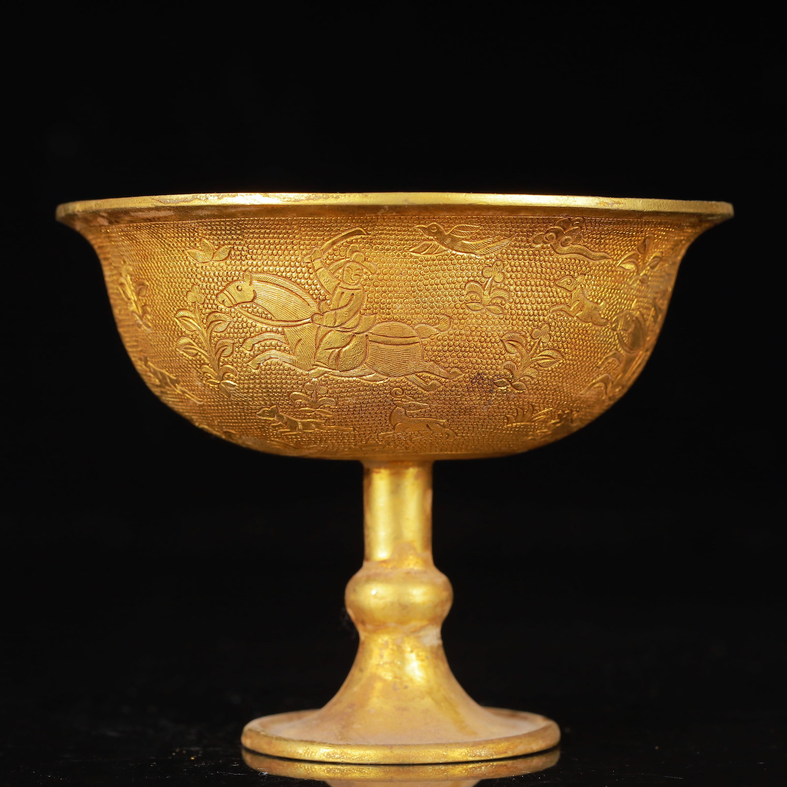 An Exquisite Gilt Bronze Figure Pattern Cup: An Exquisite Gilt Bronze Figure Pattern Cup,Qing Dynasty,China,Size:3.7inx3in,Weight:246g 铜鎏金人物纹杯,中国清代