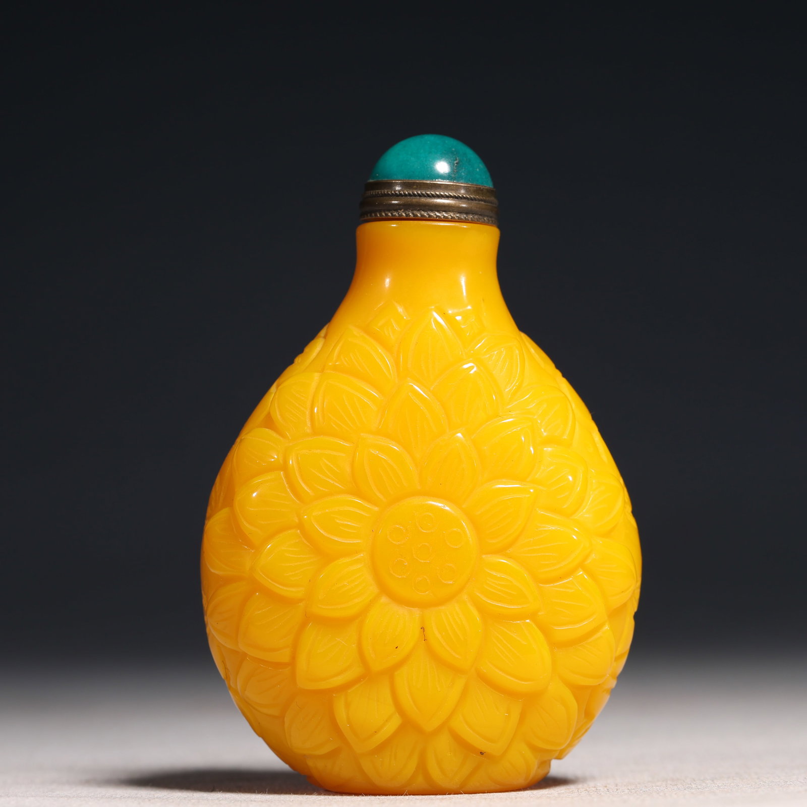 An Exquisite Glass Flower Pattern Porcelain Snuff Bottle: An Exquisite Glass Flower Pattern Porcelain Snuff Bottle,Qing Dynasty,China,Size:2.2inx1.2inx3.3in 琉璃花卉纹鼻烟壶,中国清代