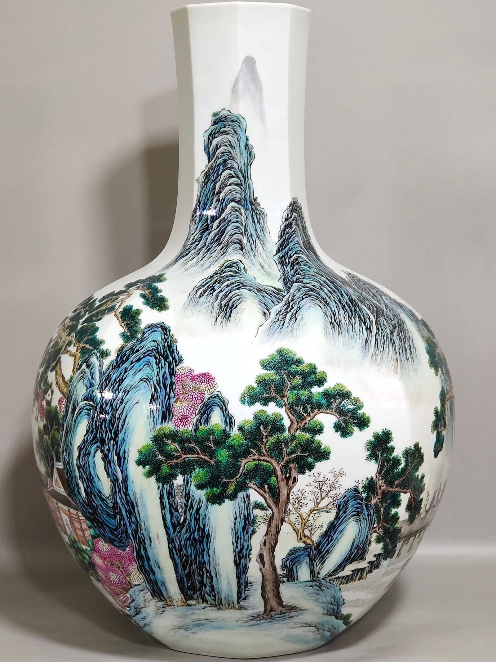 A Huge Famille-Rose Landscape and Figure Pattern Vase: A Huge Famille-Rose Landscape and Figure Pattern Vase,Qing Dynasty,China,Qianlong Six-character Mark,Size:18.9inx12.2in 粉彩山水人物纹瓶,中国
