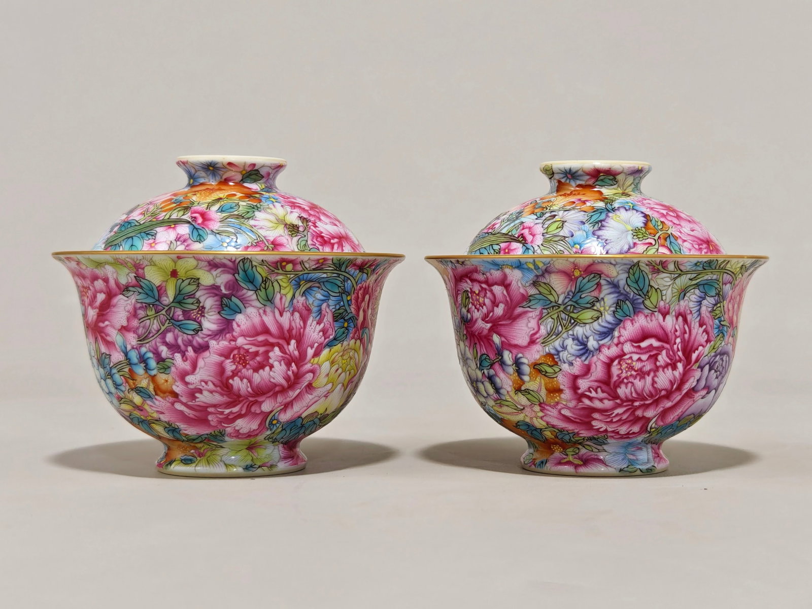 A Pair of Exquisite Enamel Painted Gold Flower Pattern Cover Bowls: A Pair of Exquisite Enamel Painted Gold Flower Pattern Cover Bowls,Qing Dynasty,China,Qianlong Four-character Mark,Size:3.5inx3.8in 一对珐琅彩描金花