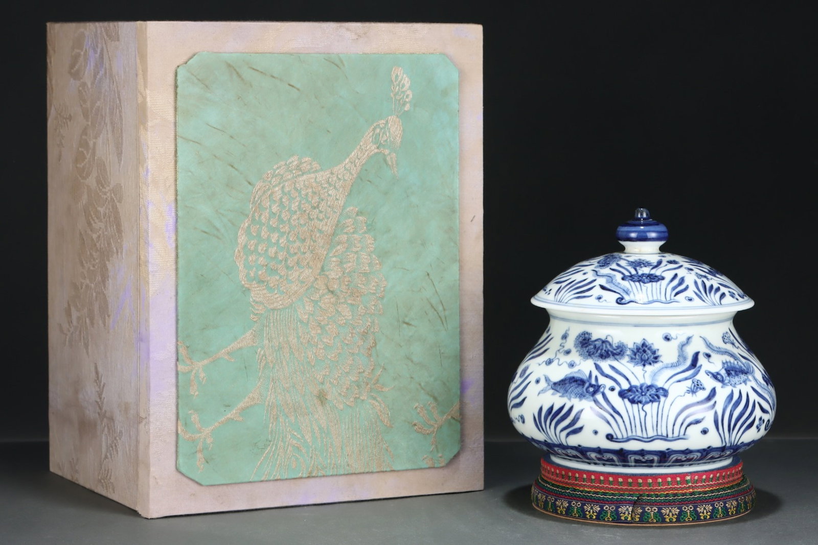 An Exquisite Blue and White Hornwort Pattern Jar with Cover: An Exquisite Blue and White Hornwort Pattern Jar with Cover,Ming Dynasty,China,Xuande Six-character Mark,Size:7.1inx7.3in 青花鱼藻纹盖罐,中国ą