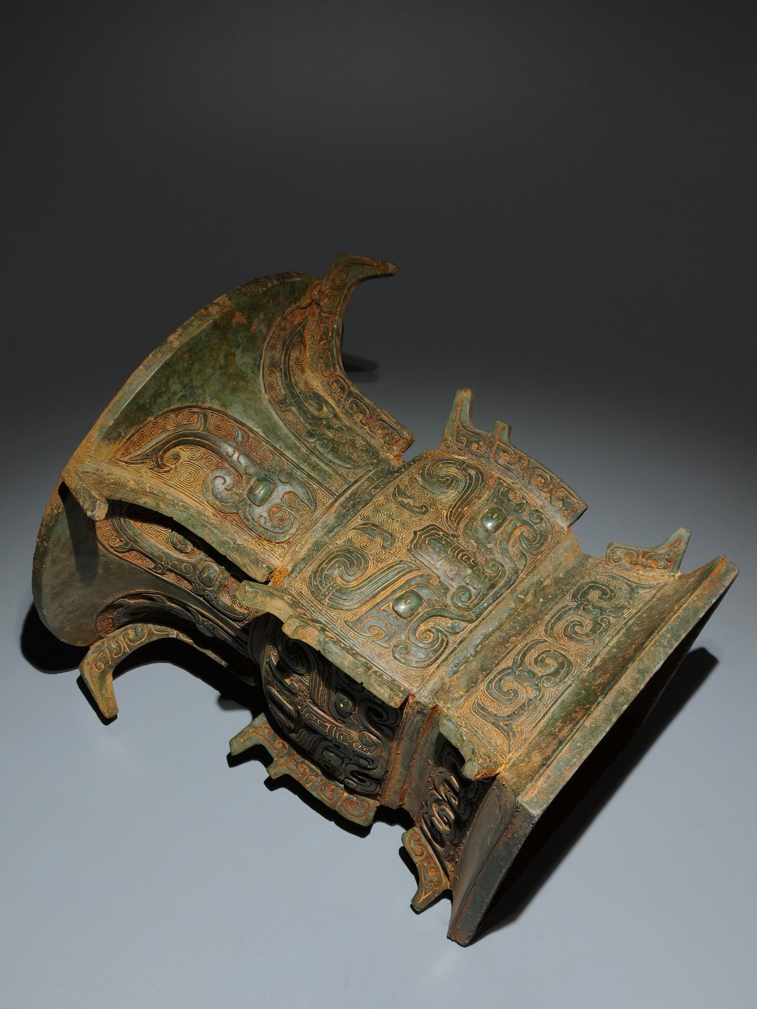 An Archaic Bronze Beast-Face Pattern Vase - 6