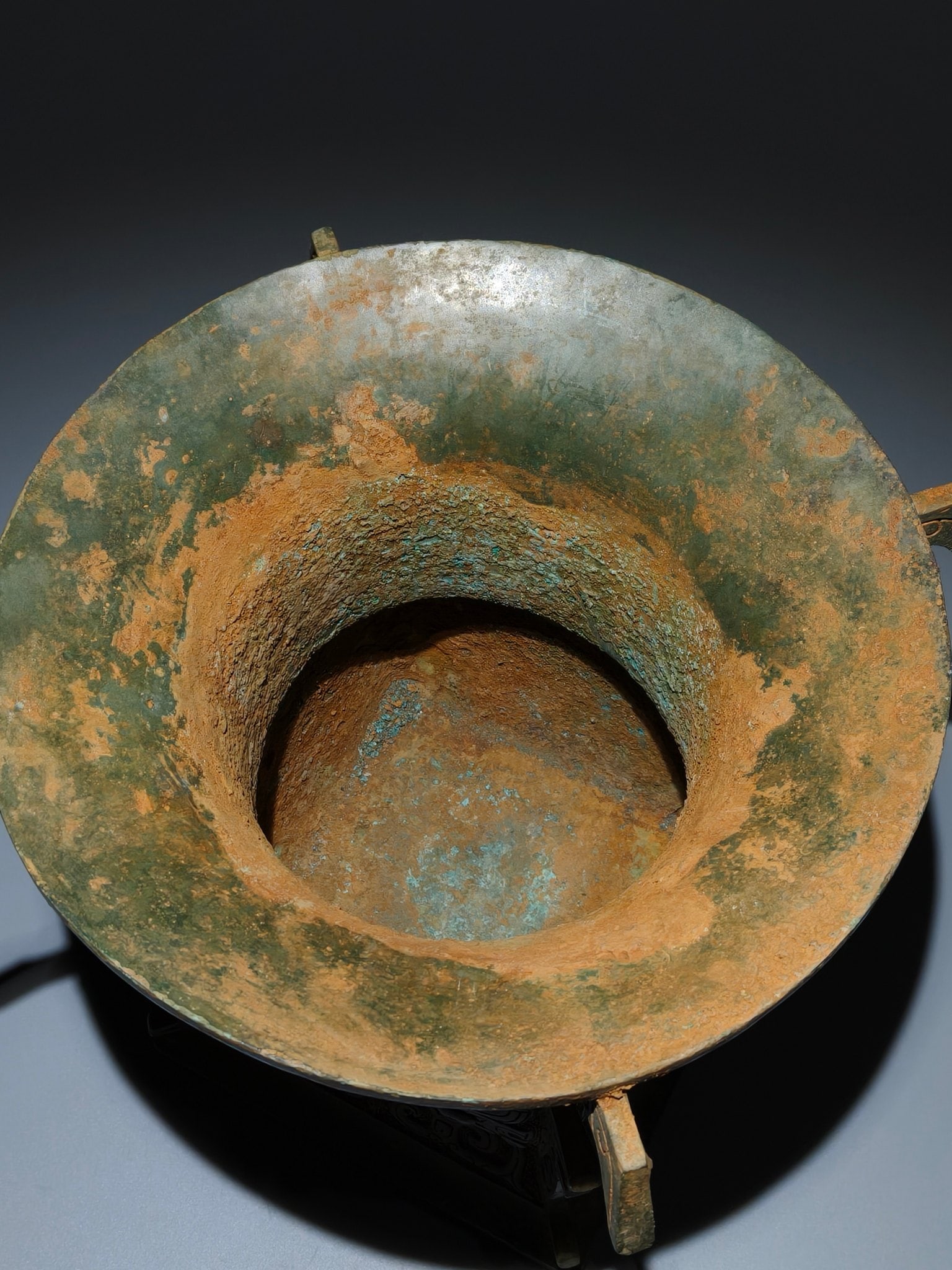 An Archaic Bronze Beast-Face Pattern Vase - 7