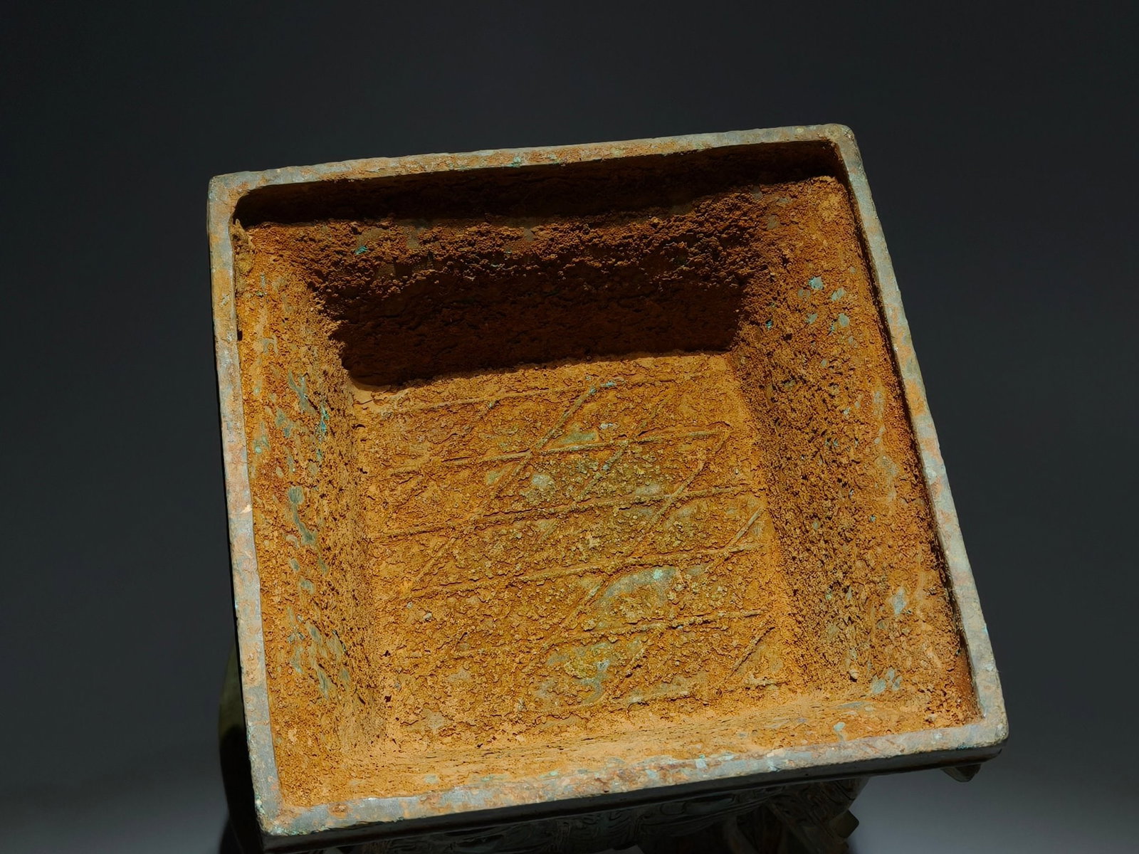 An Archaic Bronze Beast-Face Pattern Vase - 9
