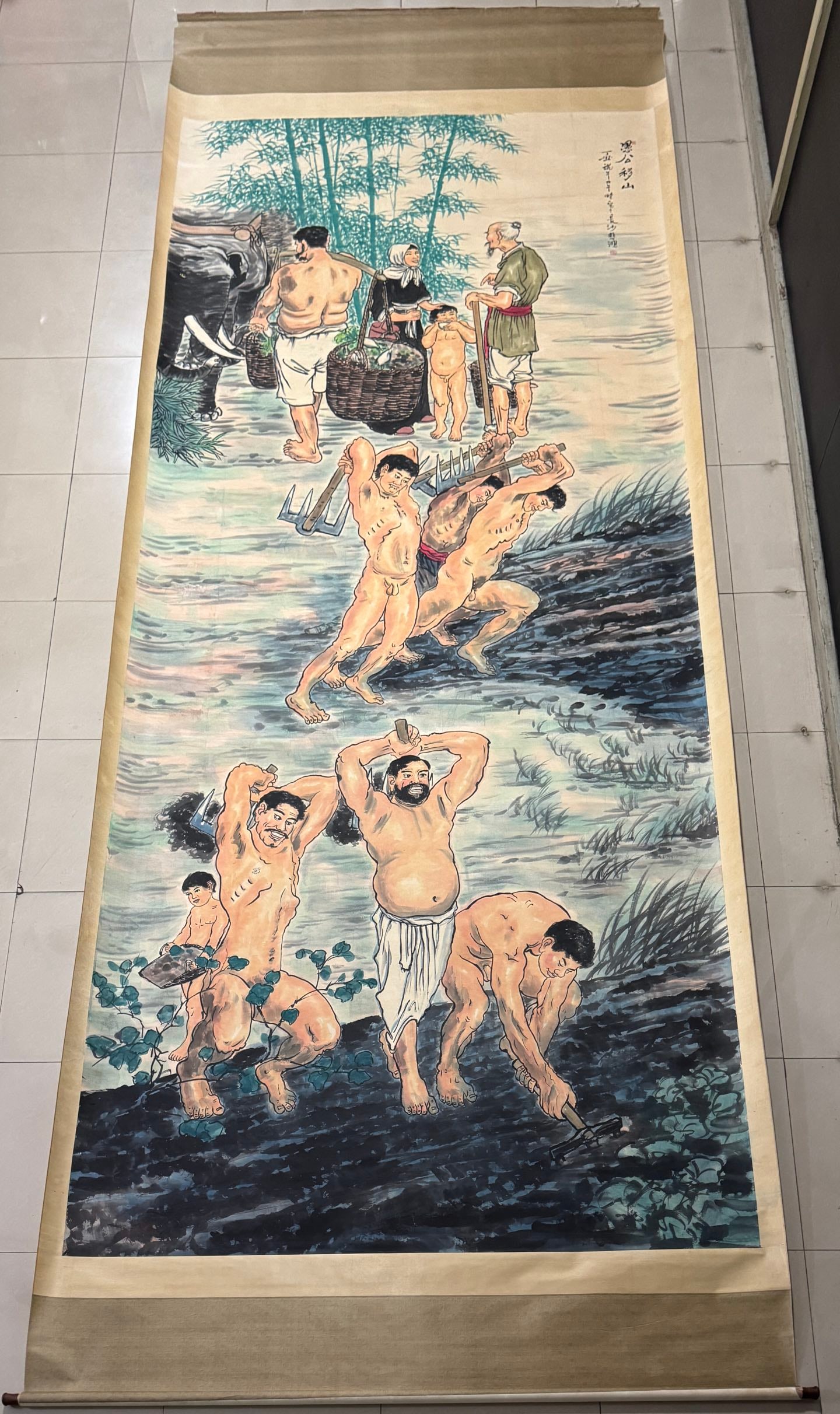 A Chinese Vertical Scroll Ink Painting of Figure on Paper,Xu Beihong: A Chinese Vertical Scroll Ink Painting of Figure on Paper,Xu Beihong,Size:78.7inx196.8in 一幅中国水墨人物画立轴,徐悲࿓