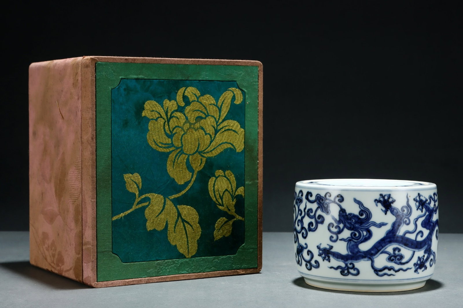 An Exquisite Blue and White Dragon Pattern Jar with Cover: An Exquisite Blue and White Dragon Pattern Jar with Cover,Ming Dynasty,China,Xuande Six-character Mark,Size:3.9inx5.5in 青花龙纹盖罐,中国明代