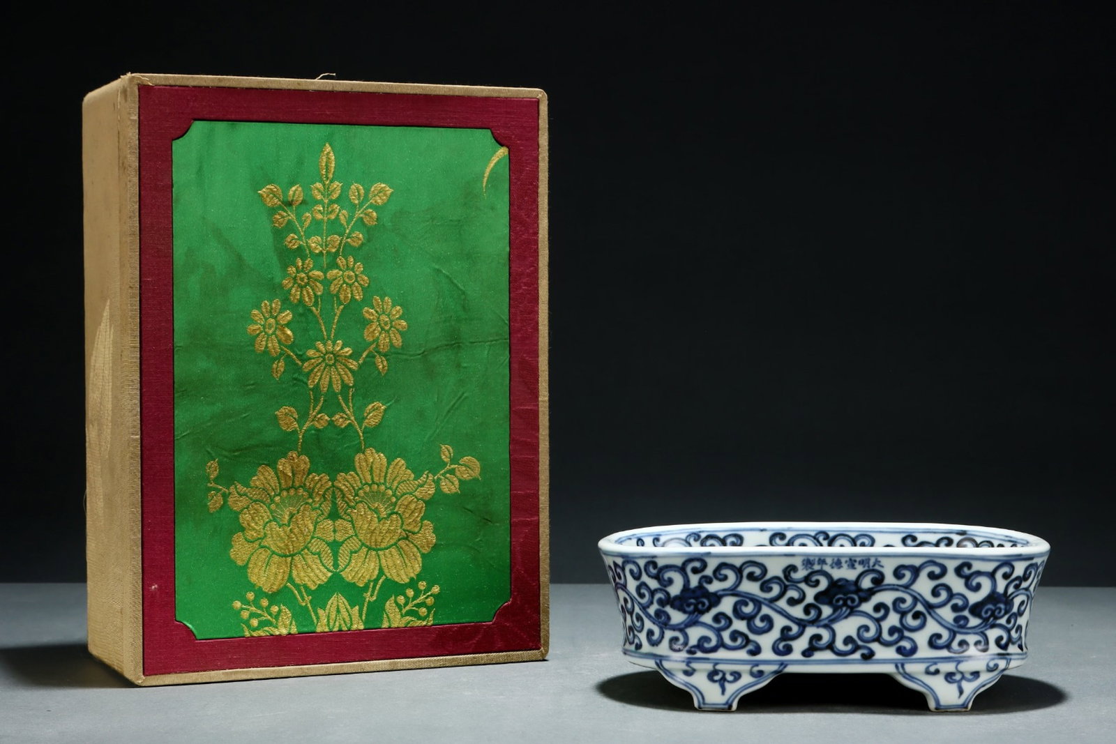 An Exquisite Blue and White Lotus Pattern four legs Basin: An Exquisite Blue and White Lotus Pattern four legs Basin,Ming Dynasty,China,Xuande Six-character Mark,Size:3inx8.6in 青花缠枝莲纹四足盆,中&