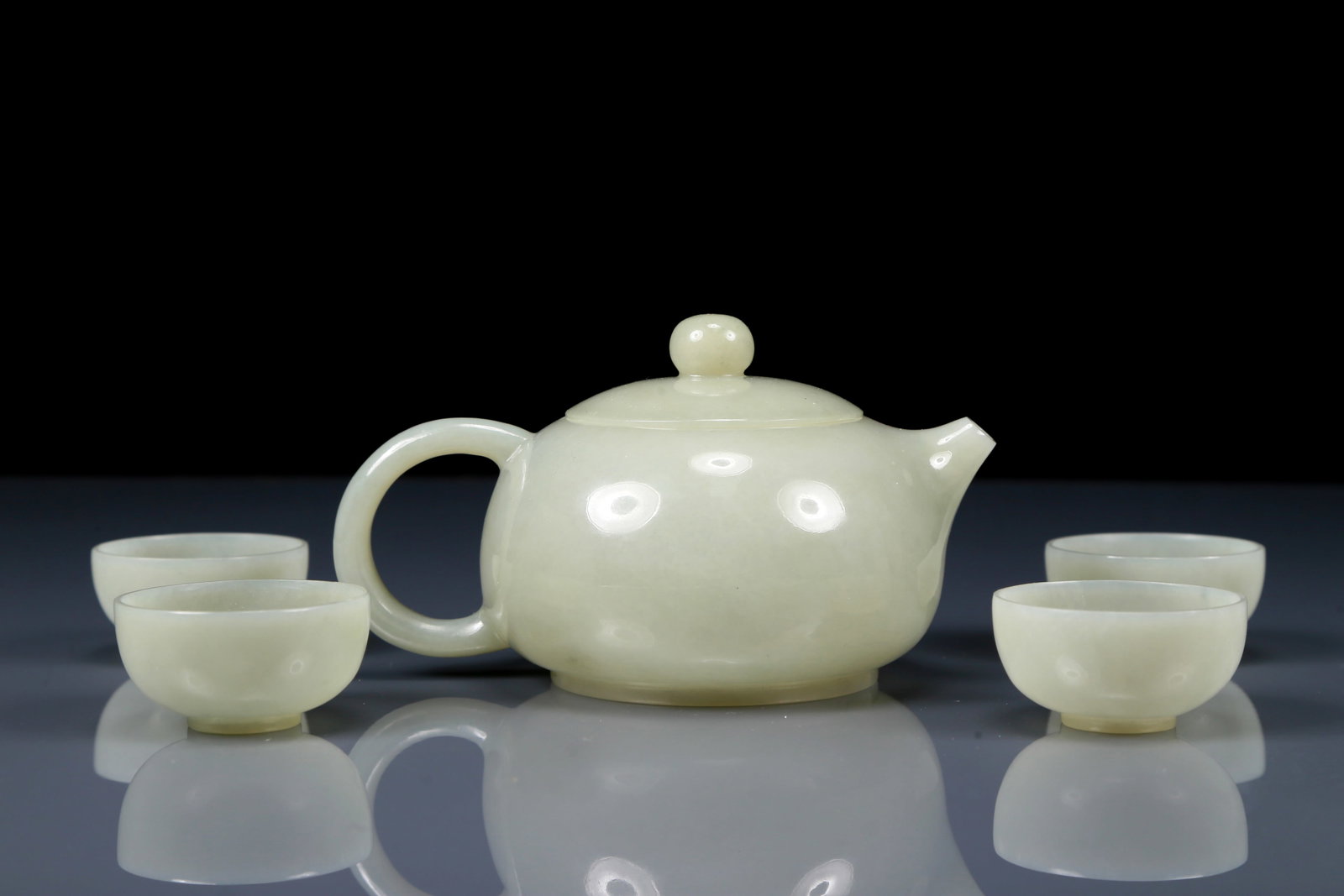 An Exquisite Greenish Jade Teapot , with four white jade cups: An Exquisite Greenish Jade Teapot , with four white jade cups，Qing Dynasty, China，Qianlong Four-character Mark，Size:teapot:5.1inx3.5inx3in，cups:1.8inx1in;Weight:teapot:170g