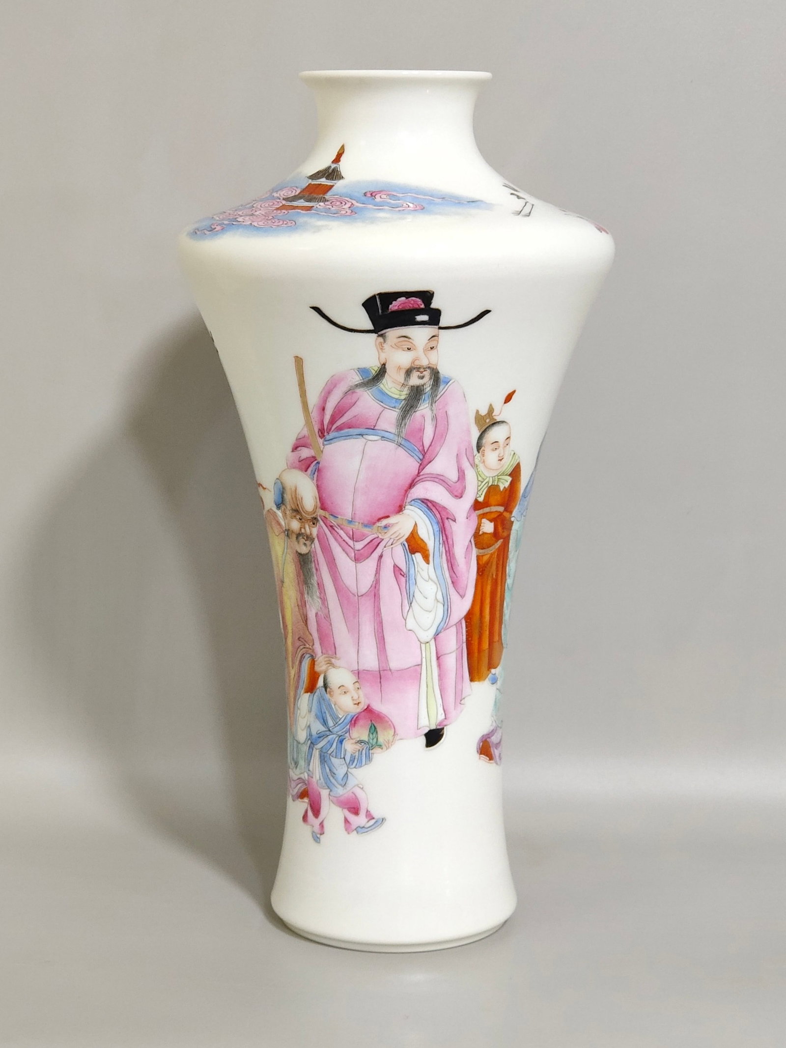 An Exquisite Famille-Rose Character and Story Pattern Vase: An Exquisite Famille-Rose Character and Story Pattern Vase,Qing Dynasty,China,Hongxian Four-character Mark,Size:8.5inx4.3in 粉彩人物故事纹瓶,中