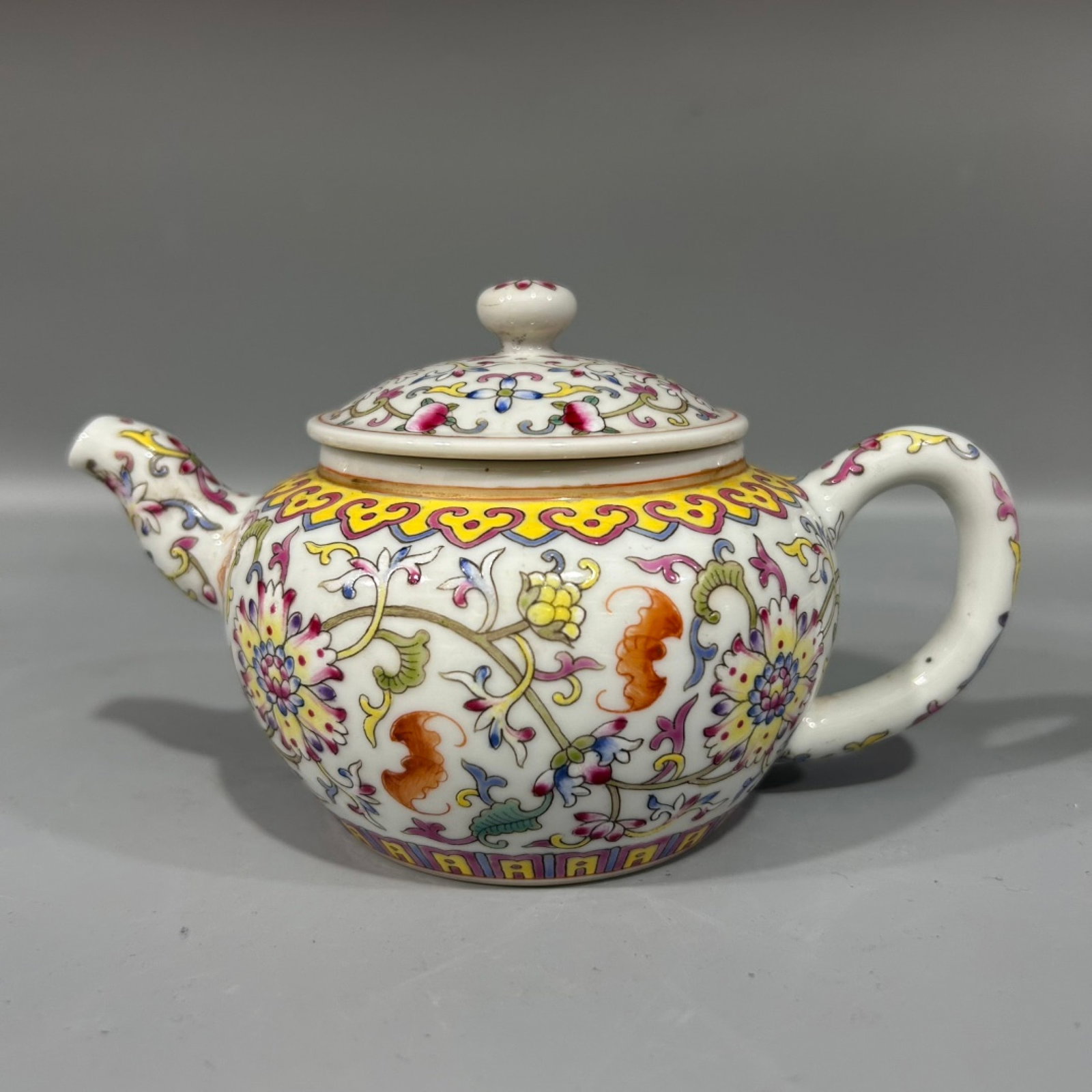An Exquisite Famille-Rose Lotus and Bats Pattern Ewer: An Exquisite Famille-Rose Lotus and Bats Pattern Ewer,Qing Dynasty,China,Qianlong Six-character Mark,Size:5.9inx3.9in 粉彩缠枝莲蝙蝠纹执壶,&