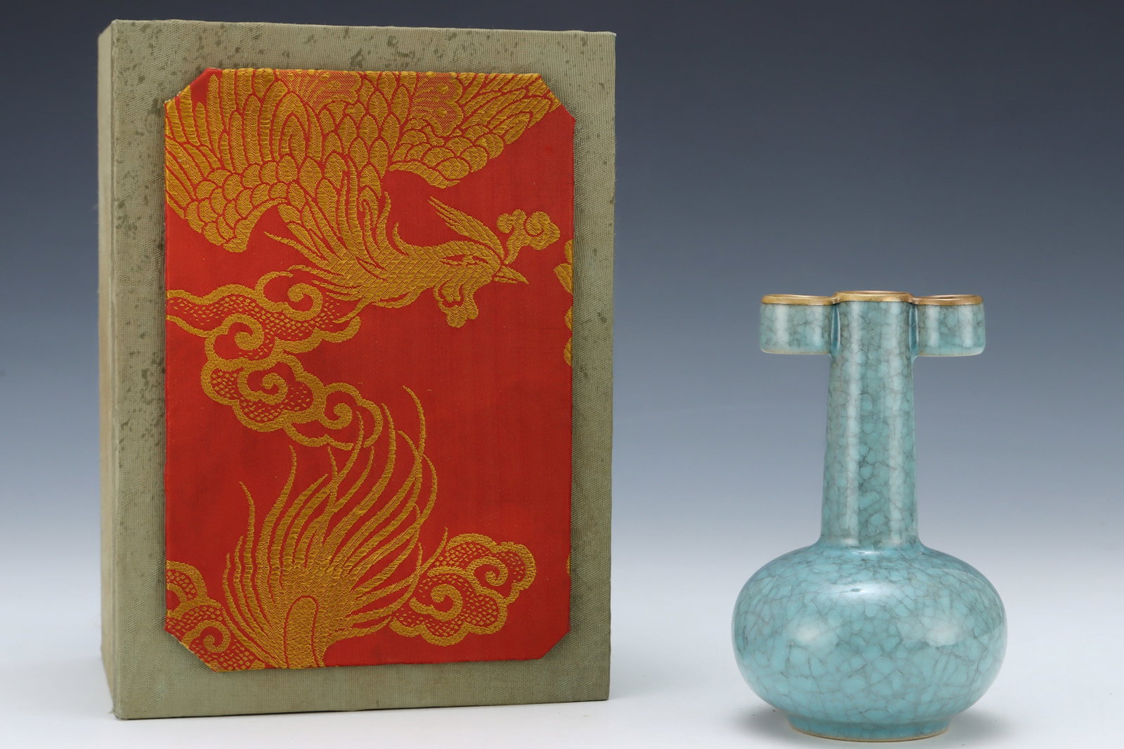 An Exquisite Ru yao Sky Blue Glazed Cover with Gold Double-Ears Vase: An Exquisite Ru yao Sky Blue Glazed Cover with Gold Double-Ears Vase,Song Dynasty,China,Royal Court 款,Size:5.5inx3.4in 汝窑天蓝釉金口双耳&#