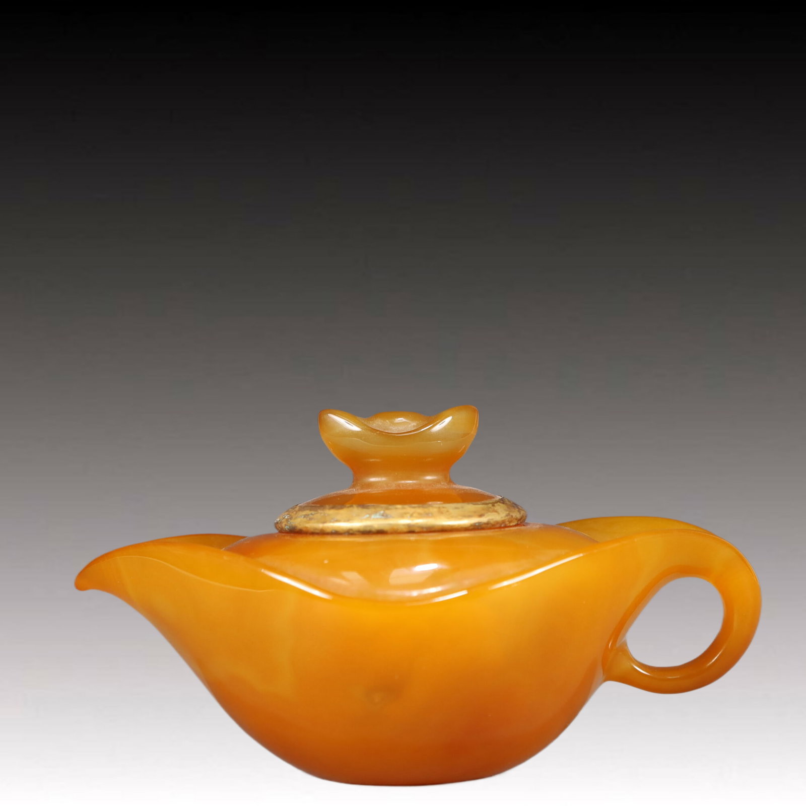 An Exquisite Agate Cover with Gold Teapot: An Exquisite Agate Cover with Gold Teapot,Qing Dynasty, China,Size:5.5inx3.5inx2.8in,Weight:300g 玛瑙包金茶壶，中国清代