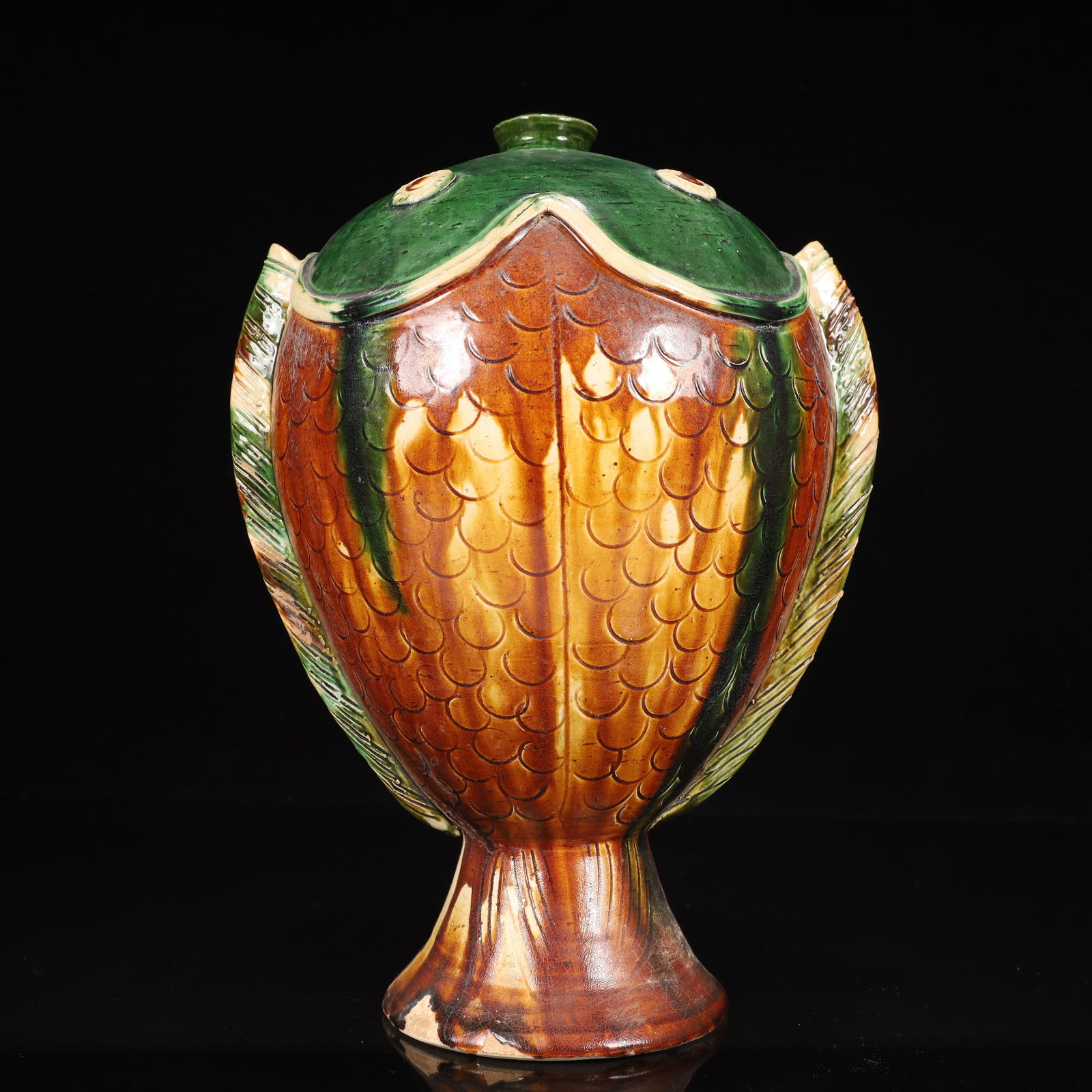 A Rare Tang Tri-Color Glazed Pottery Fish-Shaped Vase: A Rare Tang Tri-Color Glazed Pottery Fish-Shaped Vase,Tang Dynasty, China,Size:7.1inx9.1inx11.8in,Weight:2100g 唐三彩鱼形瓶，中国唐代