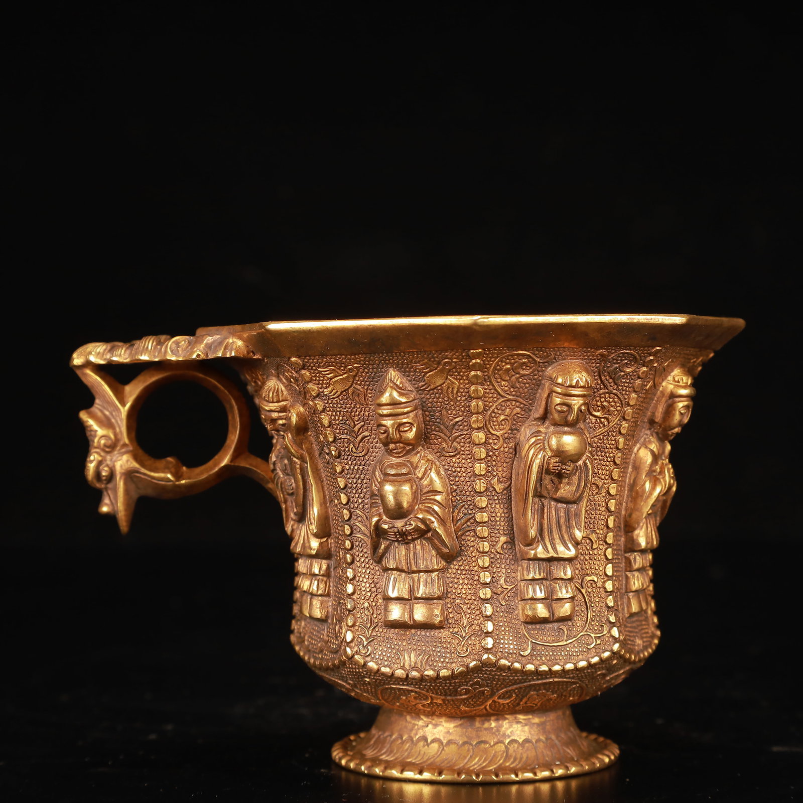 An Exquisite Gilt Bronze Figure Pattern Cup: An Exquisite Gilt Bronze Figure Pattern Cup,Qing Dynasty, China,Size:5.1inx3.9inx3.5in,Weight:600g 铜鎏金人物纹杯,中国清代