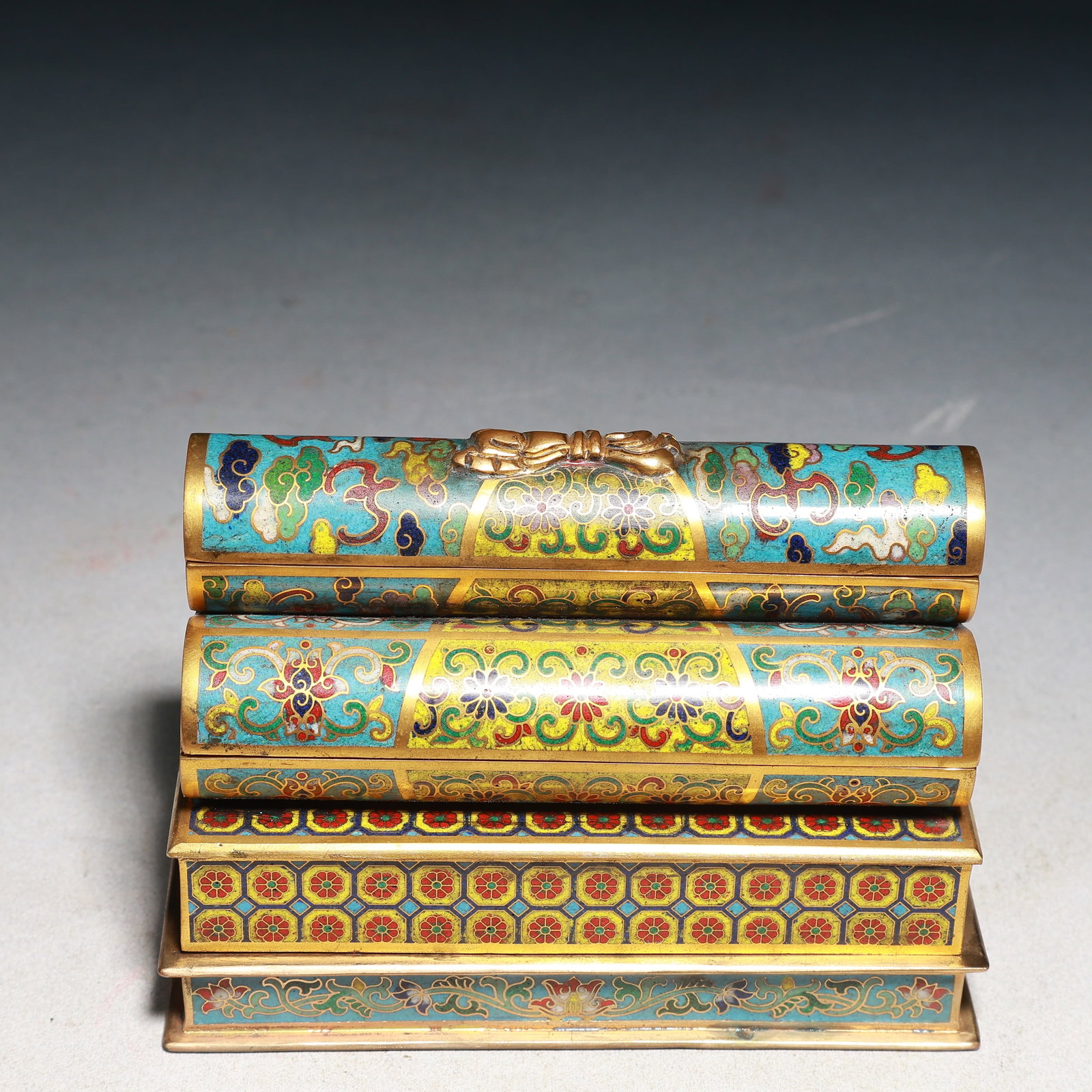 An Exquisite Cloisonne Flower Pattern Box with Cover: An Exquisite Cloisonne Flower Pattern Box with Cover,Qing Dynasty,China,Qianlong Six-character Mark,Size:5.5inx3inx4.1in,Weight:1550g