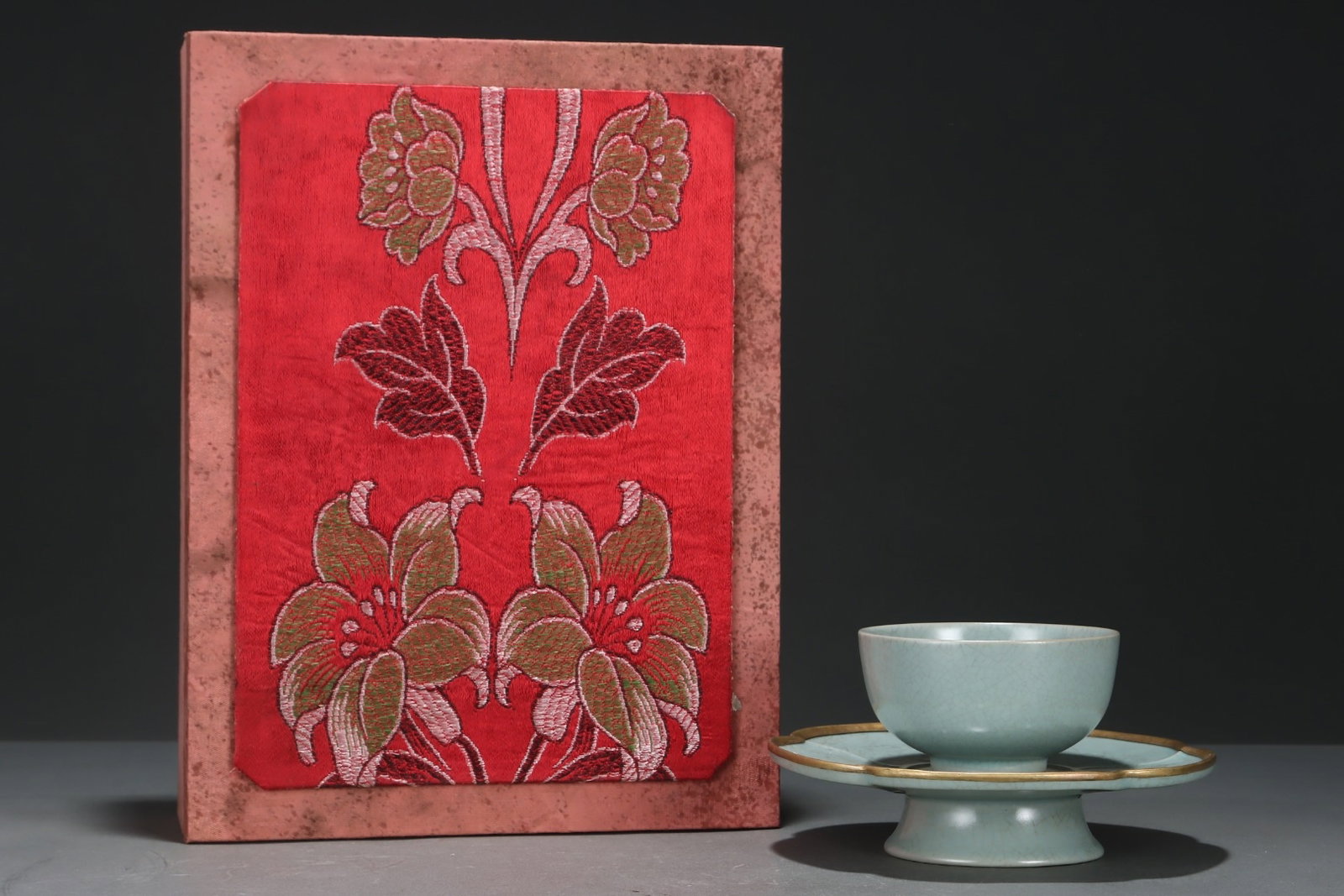 An Exquisite Ru yao Sky Blue Glazed Cover with Gold Cup,With Tray: An Exquisite Ru yao Sky Blue Glazed Cover with Gold Cup,With Tray,Song Dynasty,China,Royal Court 款,Size:3.5inx6.9in 汝窑天青釉金口杯,带