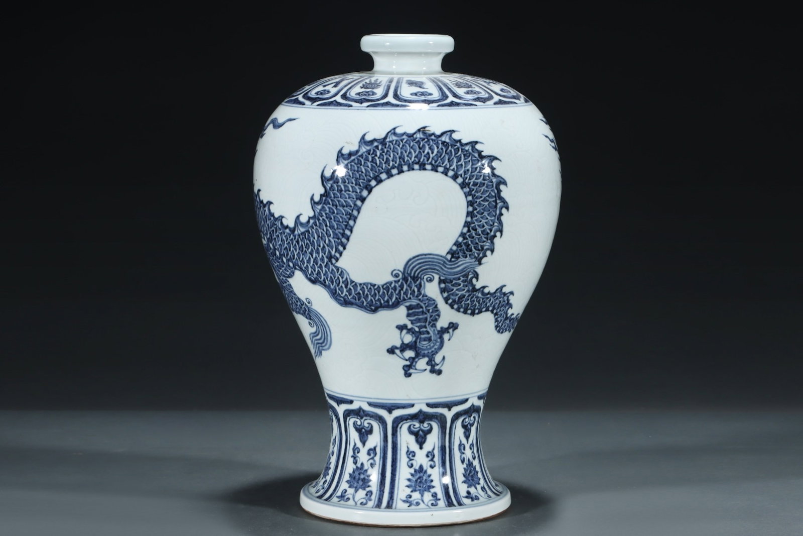 A Rare Blue and White Dragon Pattern Vase,With Vertical Scroll Painting on Silk - 2
