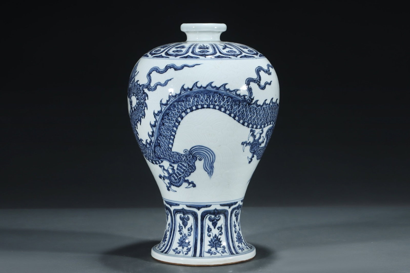 A Rare Blue and White Dragon Pattern Vase,With Vertical Scroll Painting on Silk - 3