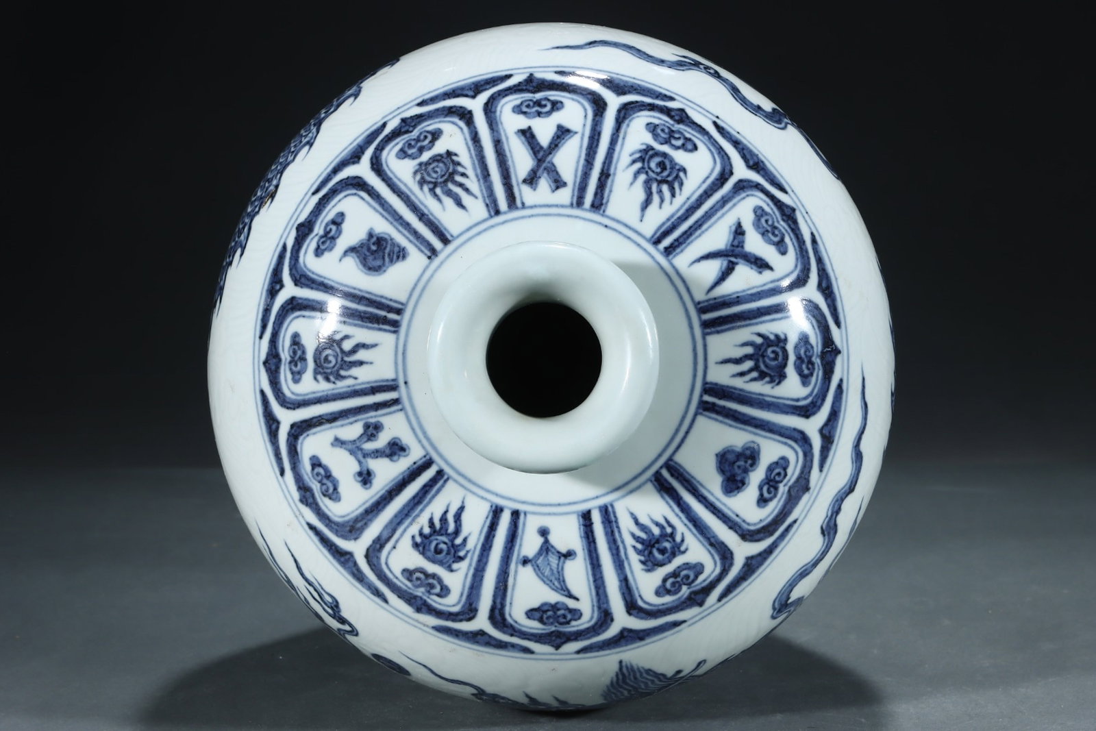 A Rare Blue and White Dragon Pattern Vase,With Vertical Scroll Painting on Silk - 4