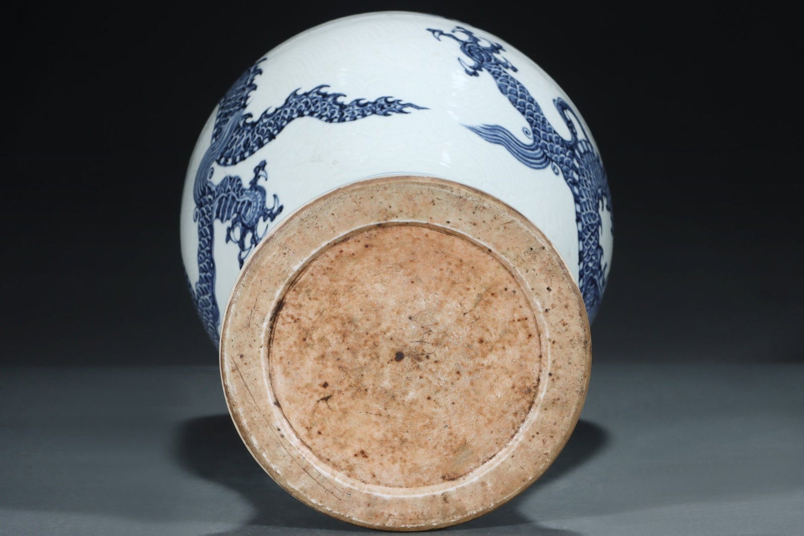 A Rare Blue and White Dragon Pattern Vase,With Vertical Scroll Painting on Silk - 5