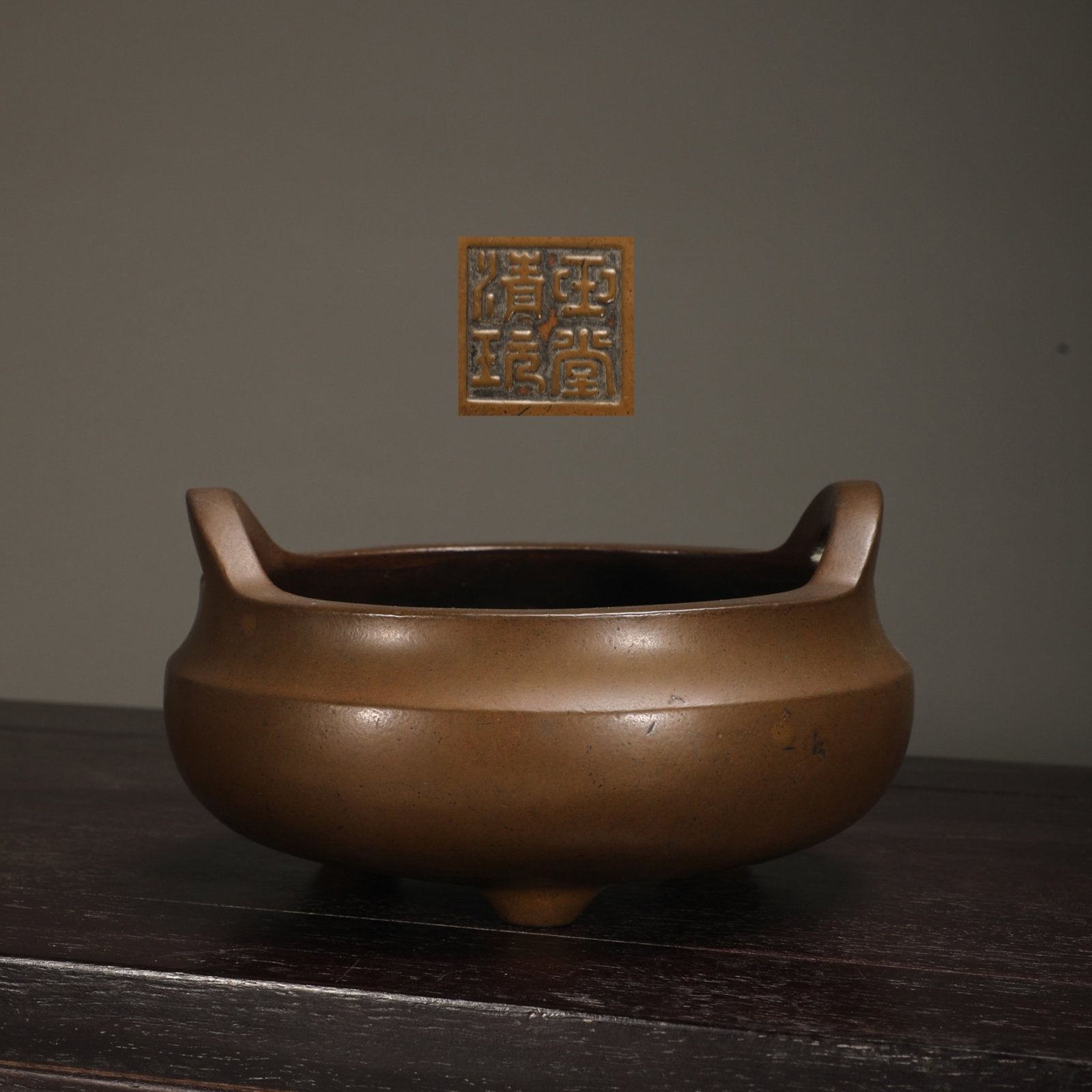 An Exquisite Bronze Double-Ears Tripod Censer: An Exquisite Bronze Double-Ears Tripod Censer,Ming Dynasty,China,With Mark,Size:3.4inx5.8inx6.6in,Weight:1950g 铜双耳三足香炉,中国明代