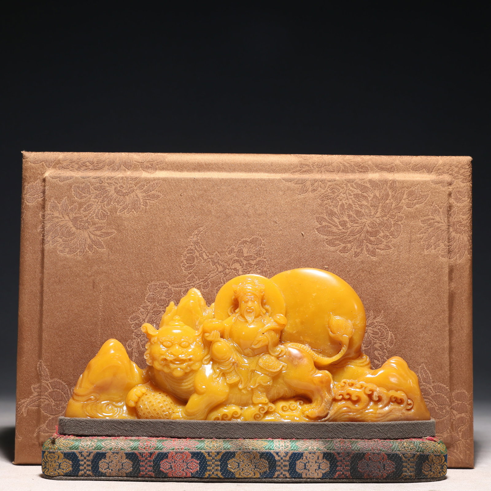 An Exquisite Tianhuang Stone Figure and Lion Pattern Ornament,With Poem: An Exquisite Tianhuang Stone Figure and Lion Pattern Ornament,With Poem,Qing Dynasty,China,Youqing Mark,Size:7.9inx1.4inx3.5in,(Box)10.6inx7.3inx2.8in,Weight:700g 田黄石人Ĥ