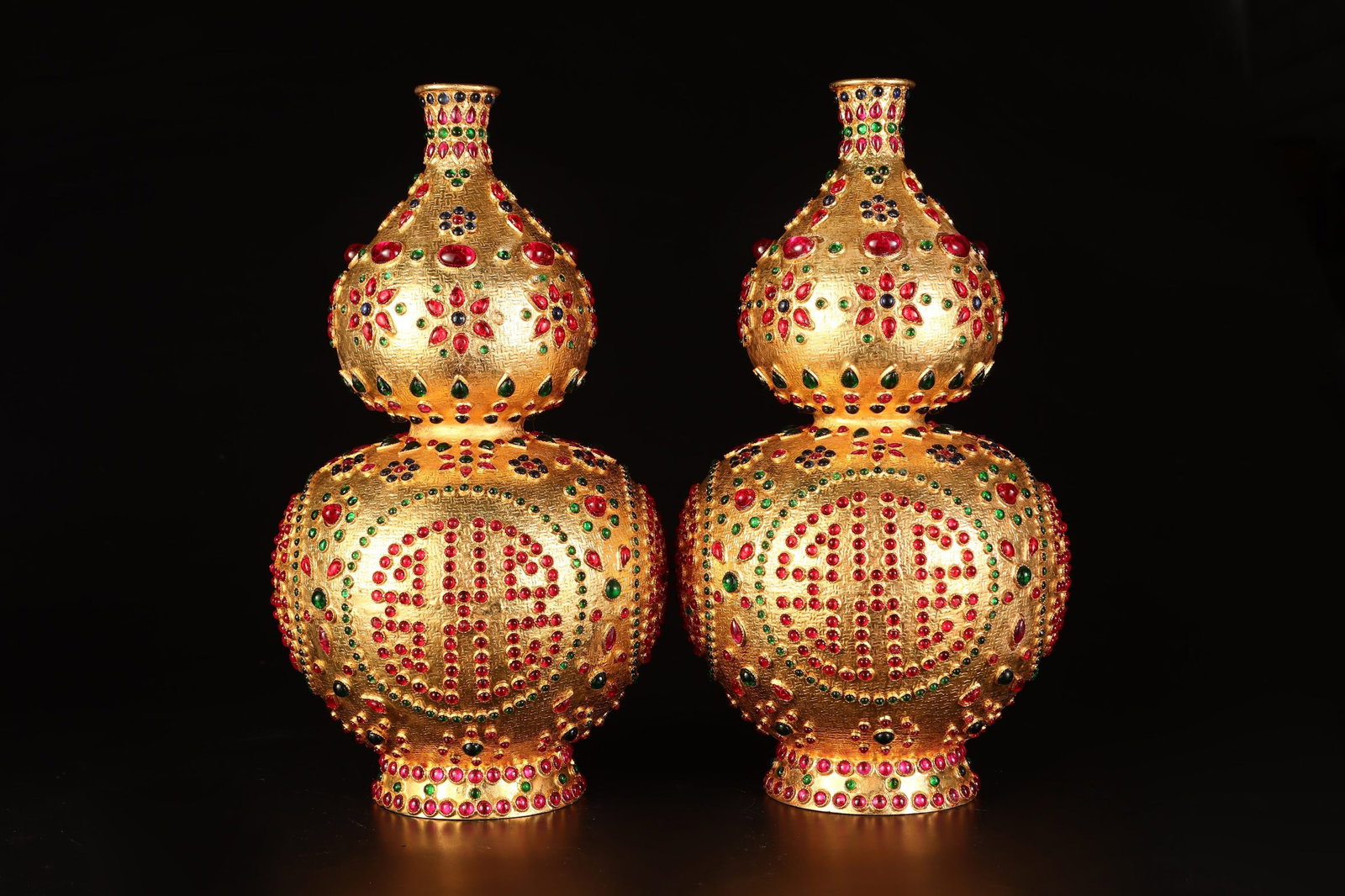 A Pair of Rare Gilt Bronze Gourd Vases,Inlaid Gems: A Pair of Rare Gilt Bronze Gourd Vases,Inlaid Gems,Qing Dynasty,China,Qianlong Four-character Mark,Size:11.8inx5.9in,Weight:2591g 一对铜鎏金葫芦瓶,î