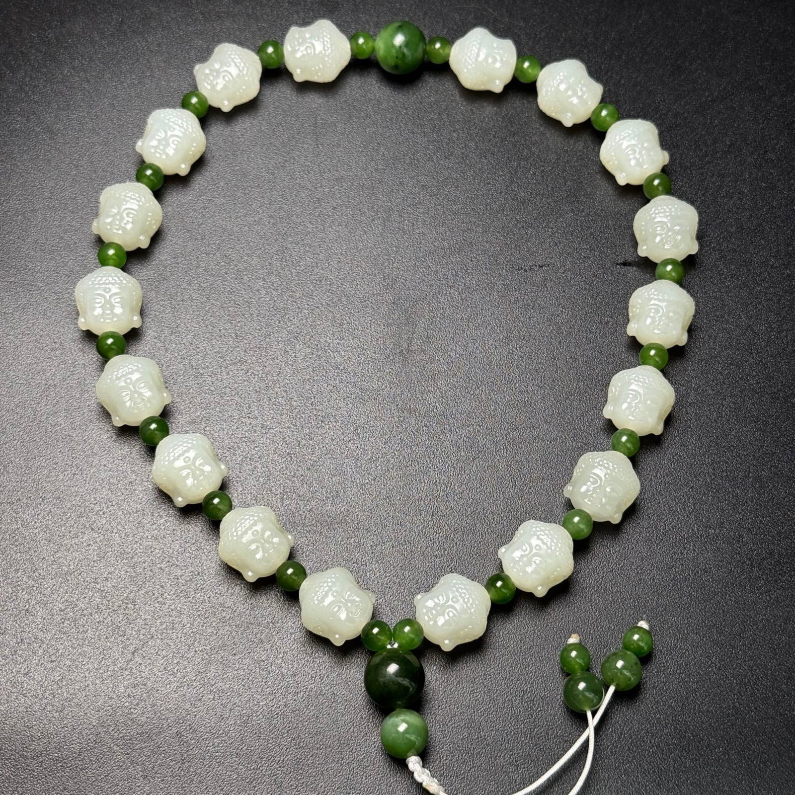 An Exquisite White Jade Buddha-head Bracelets: An Exquisite White Jade Buddha-head Bracelets,Qing Dynasty,China,Size:15mmx14mmx11mm,Weight:79g 白玉佛头手串,中国清代