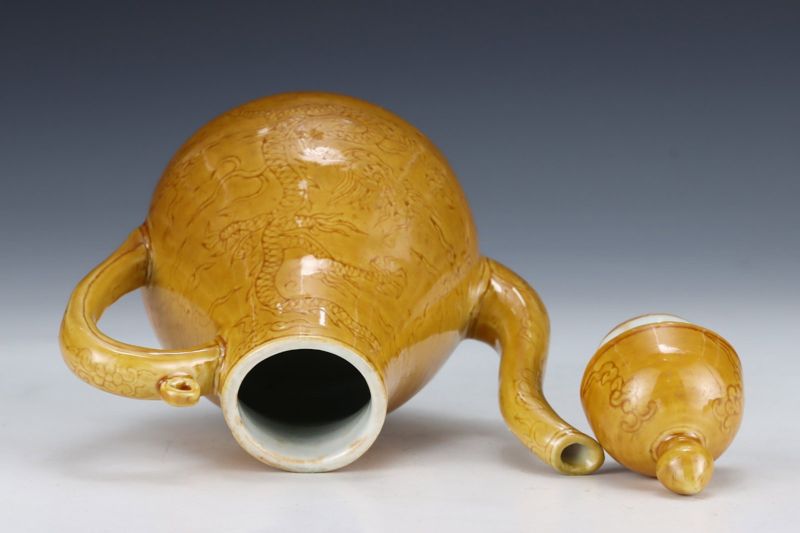 An Exquisite Yellow Glazed Auspicious Cloud and Dragon Pattern Ewer - 6