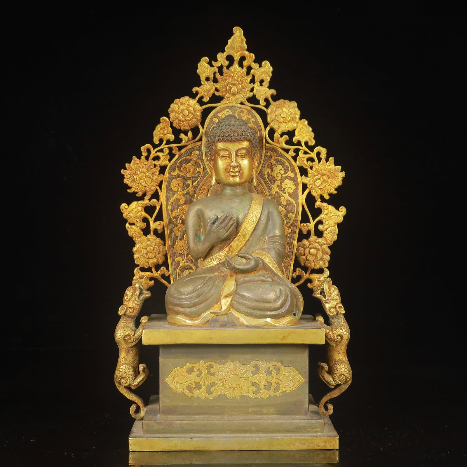 An Exquisite Gilt Silver Statue of Sakyamuni: An Exquisite Gilt Silver Statue of Sakyamuni,Qing Dynasty,China,Size:5.5inx4.3inx11.8in,Weight:2000g 银鎏金释迦摩尼像,中国清代