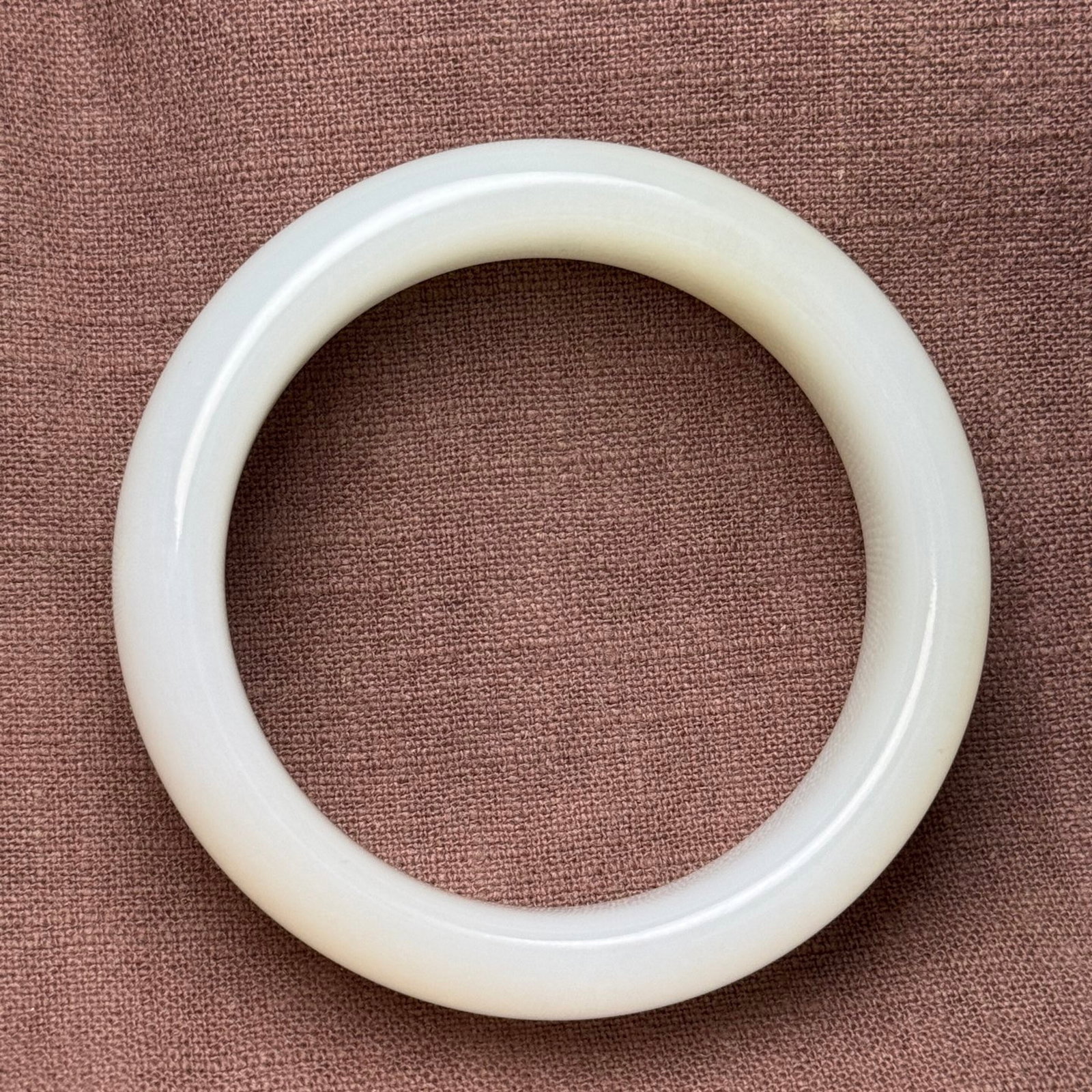 An Exquisite White Jade Bracelets: An Exquisite White Jade Bracelets,Qing Dynasty,China,Size:57.5mmx76mmx19mm,Weight:91g 白玉手镯,中国清代