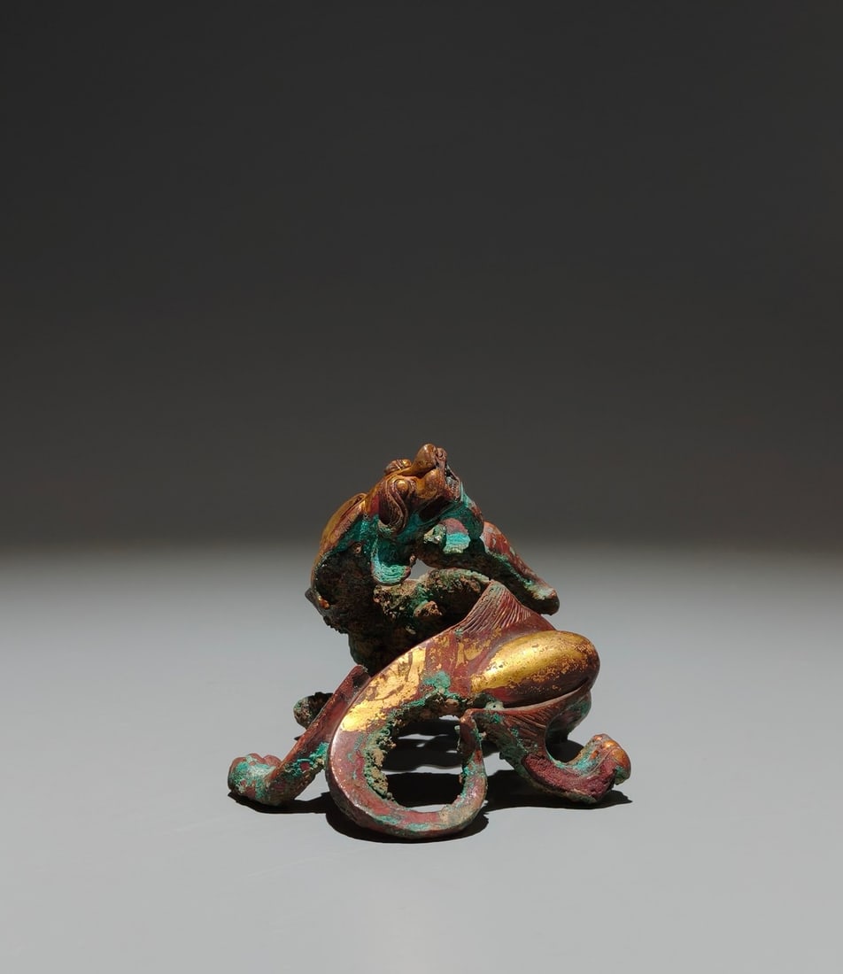 An Exquisite Gilt Bronze Dragon Ornament: An Exquisite Gilt Bronze Dragon Ornament,W.Han,China,Size:3inx3.5inx3.1in 铜鎏金龙摆件,中国西汉时期