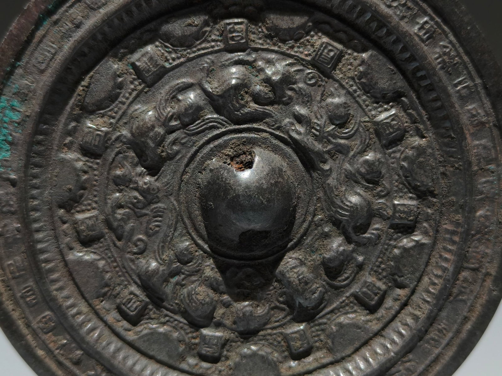 An Archaic Bronze Auspicious Beast Pattern Mirror - 3