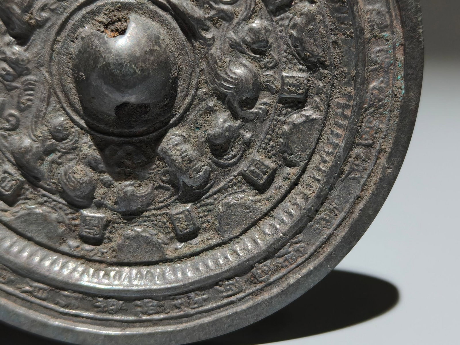 An Archaic Bronze Auspicious Beast Pattern Mirror - 6