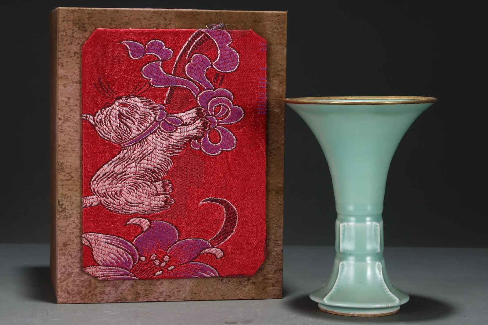 An Exquisite Longquan yao Celadon Glazed Cover with Gold Vase,with an Imperial Poem by Emperor: An Exquisite Longquan yao Celadon Glazed Cover with Gold Vase,with an Imperial Poem by Emperor Qianlong,Song Dynasty,China,Size:7.6inx5.4in 龙泉窑粉青釉金